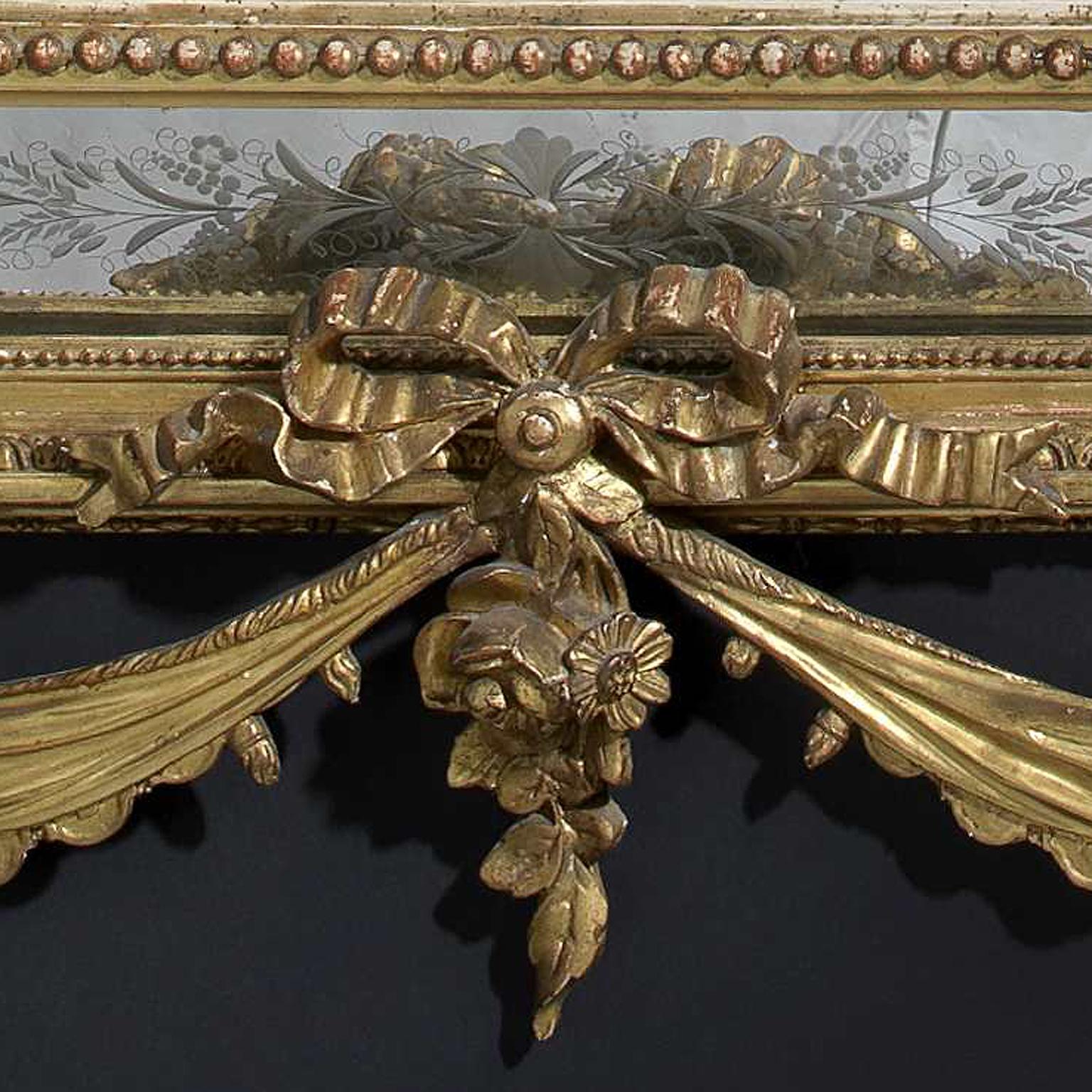 XIX secolo Specchio a cuscino in legno dorato con piastre laterali incise, 1880 circa in vendita
