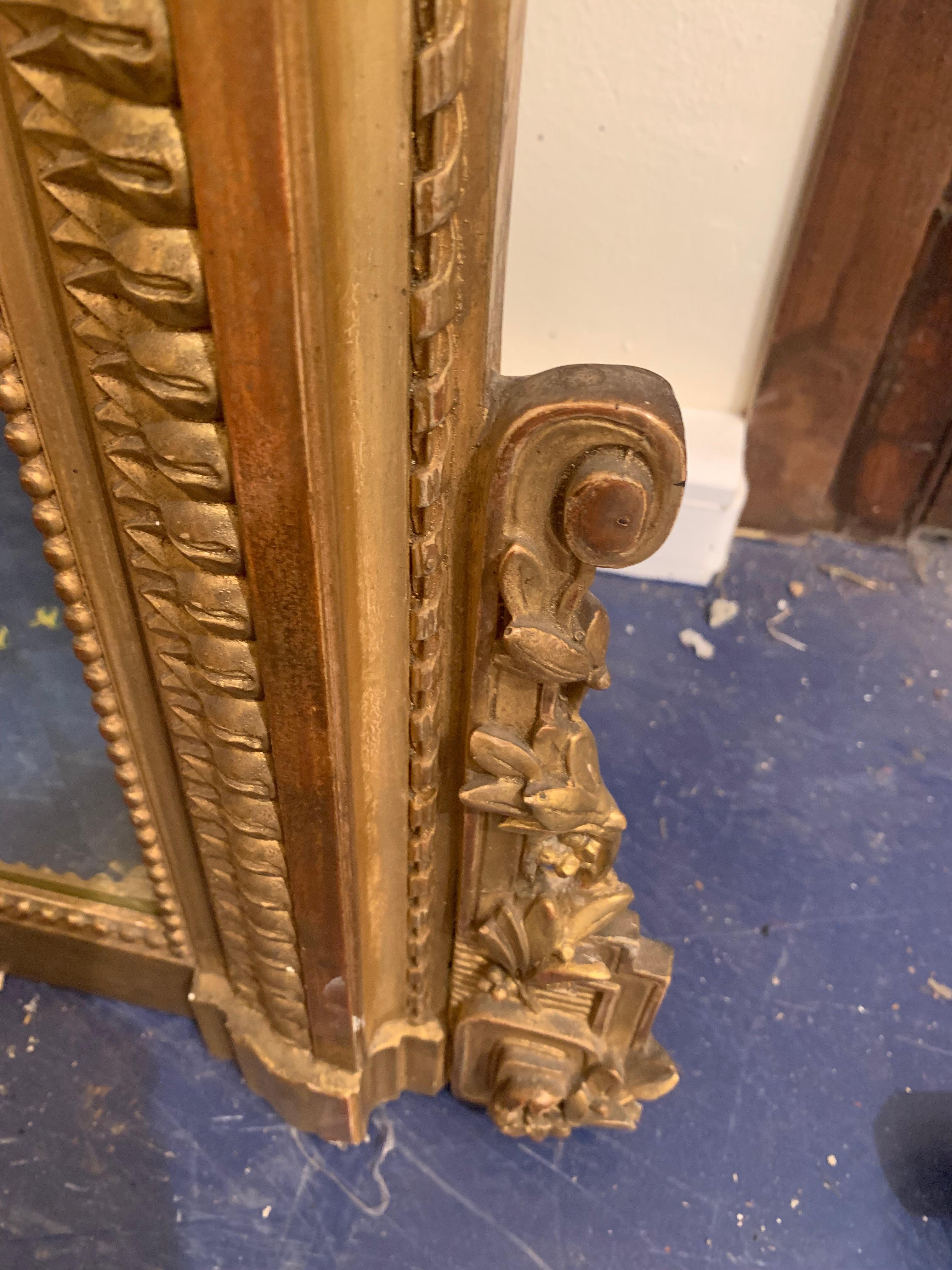 Francese Specchio in legno dorato in stile Luigi XVI in vendita