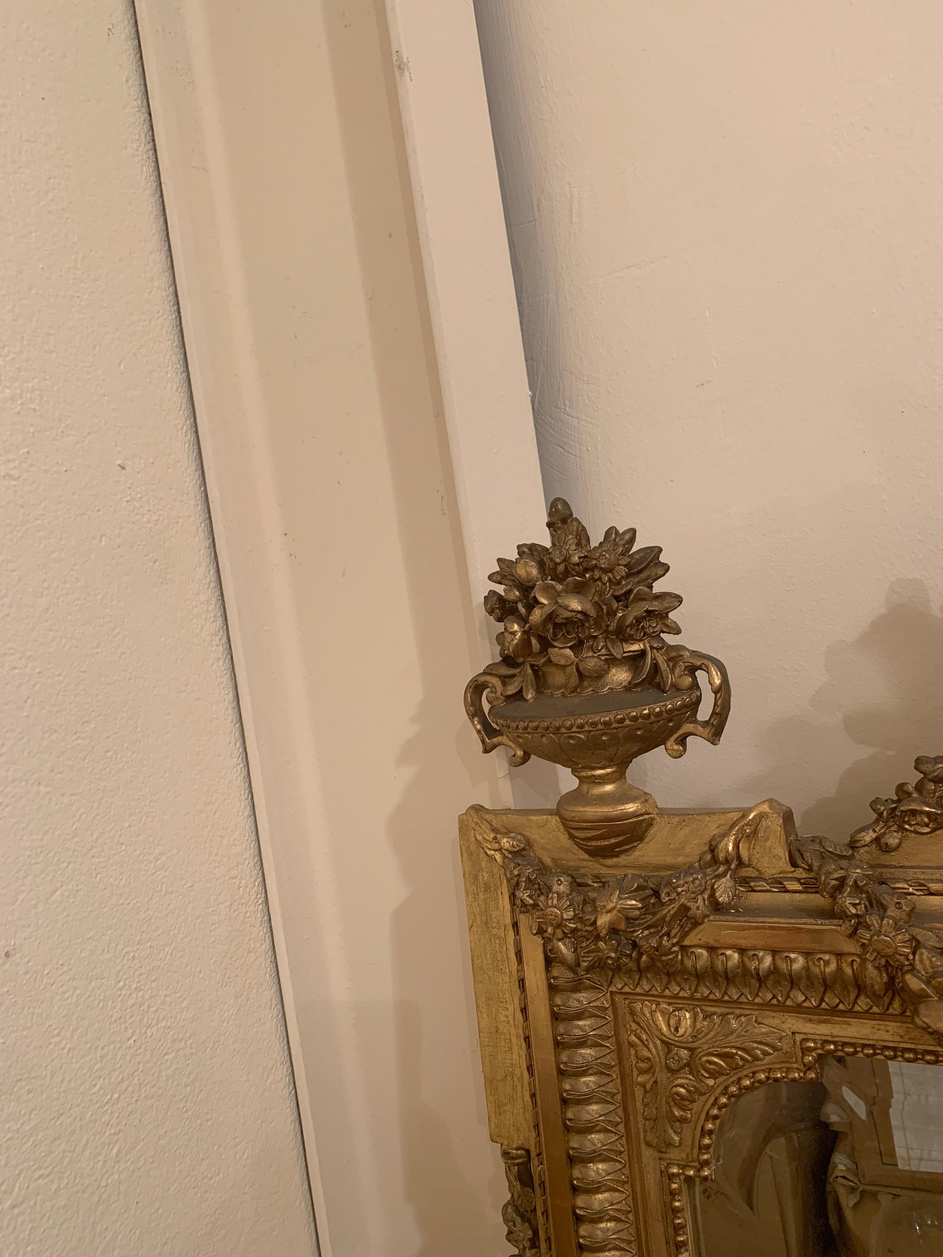 Specchio in legno dorato in stile Luigi XVI In condizioni buone in vendita a Los Angeles, CA