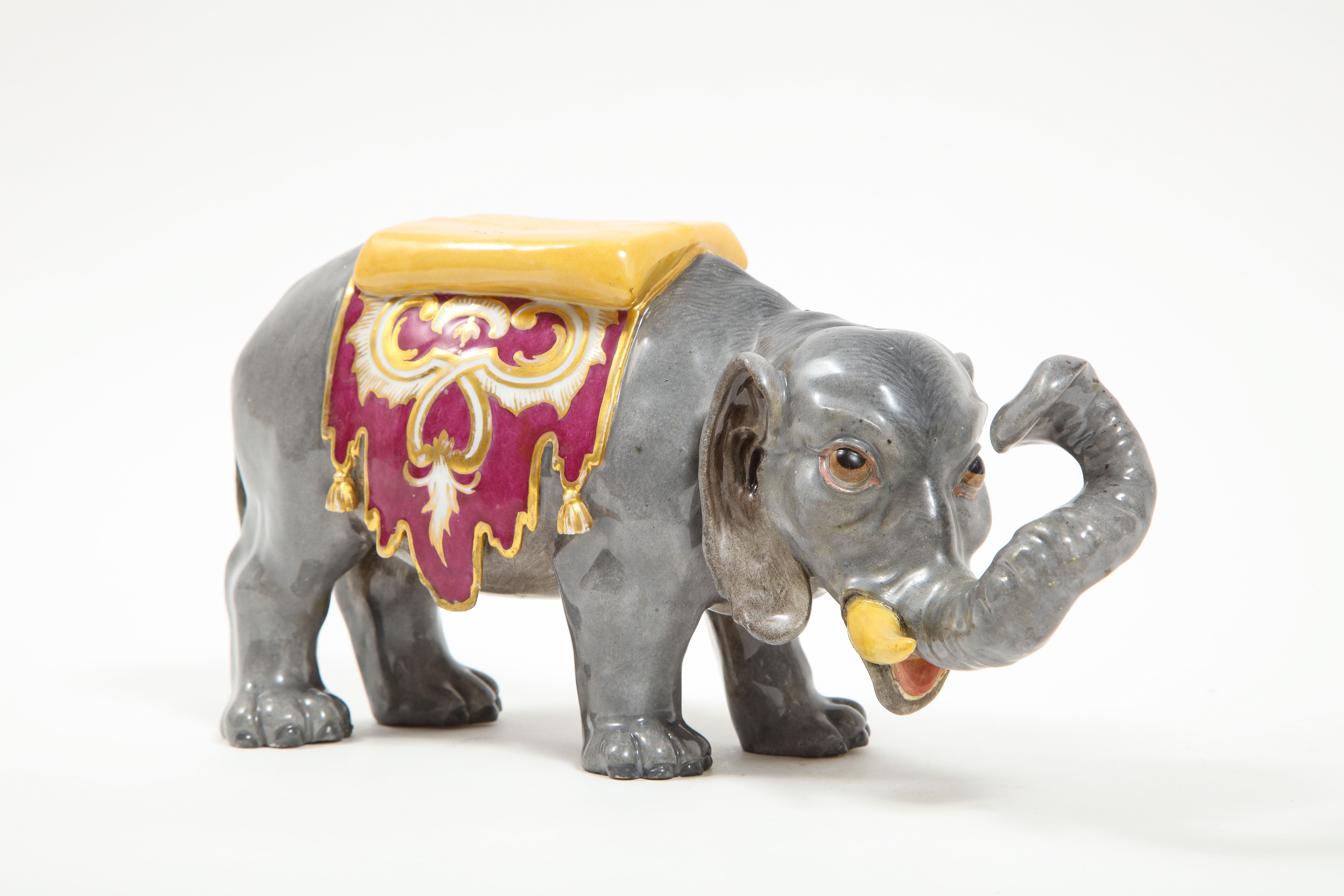 Modèle en porcelaine allemande de Meissen du XIXe siècle, sculpté à la main de façon réaliste, représentant un éléphant avec une selle. Modelé dans le goût indien, cet éléphant est sculpté et peint à la main par les meilleurs artistes de Meissen. La