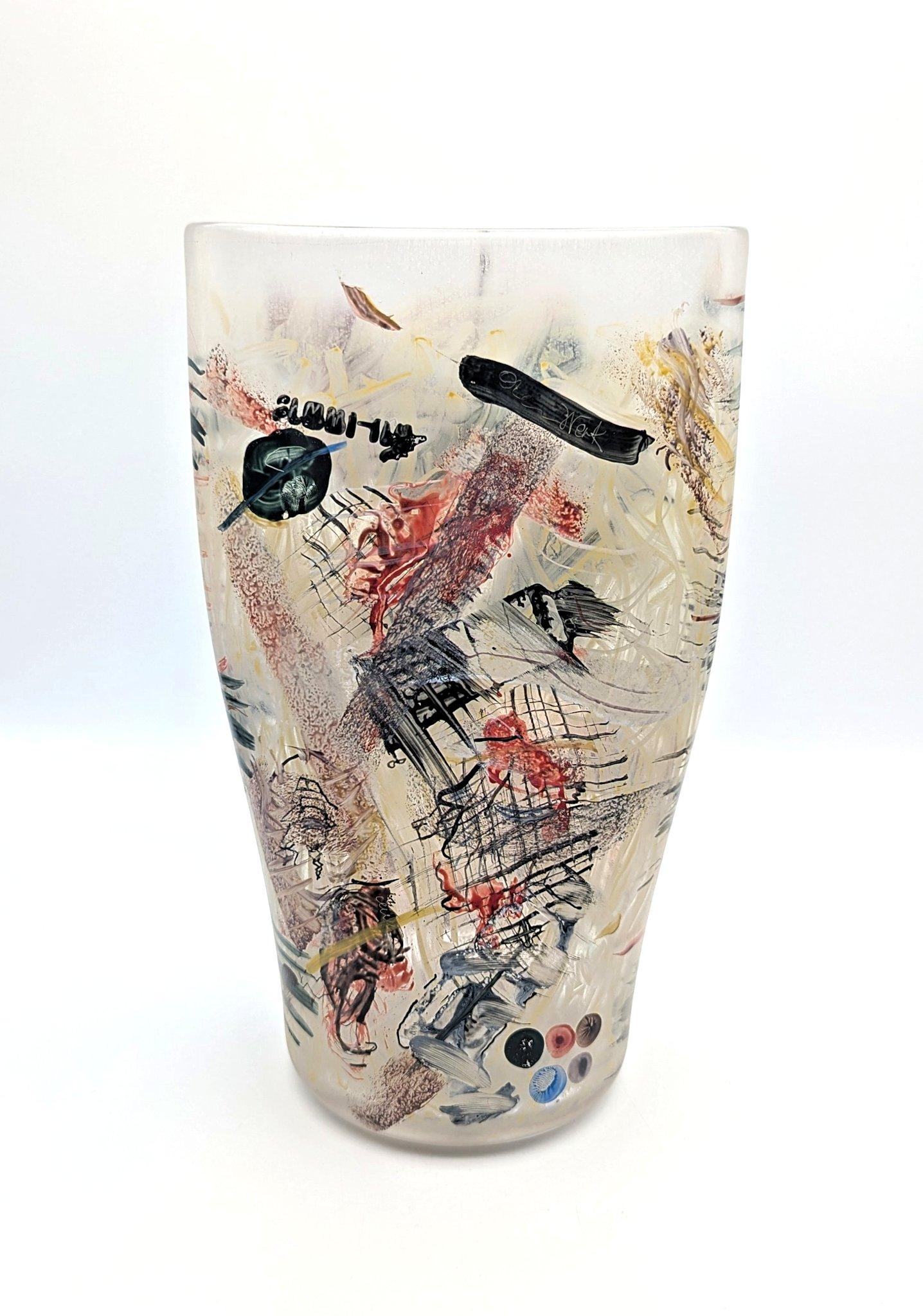 Un pregiato vaso in vetro da studio dipinto a mano da Richard Meitner, realizzato nel 1983. Un vaso trasparente, soffiato liberamente e modellato a mano, appiattito e decorato con una morbida iridescenza. Decorata con un dipinto astratto che corre