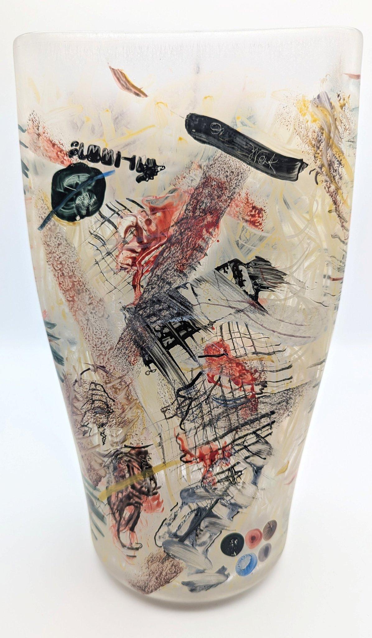 Vetro Un pregiato vaso in vetro da studio dipinto a mano da Richard Meitner, realizzato nel 1983. in vendita
