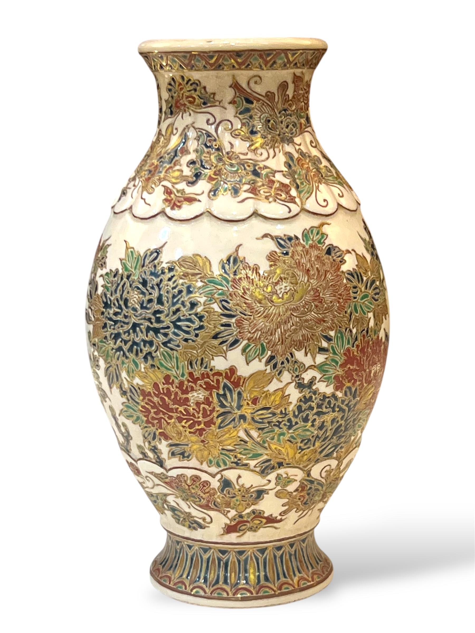 A Fine Imperial Japanese Satsuma VaseBy Hyokoseki, Meiji era For Sale 3