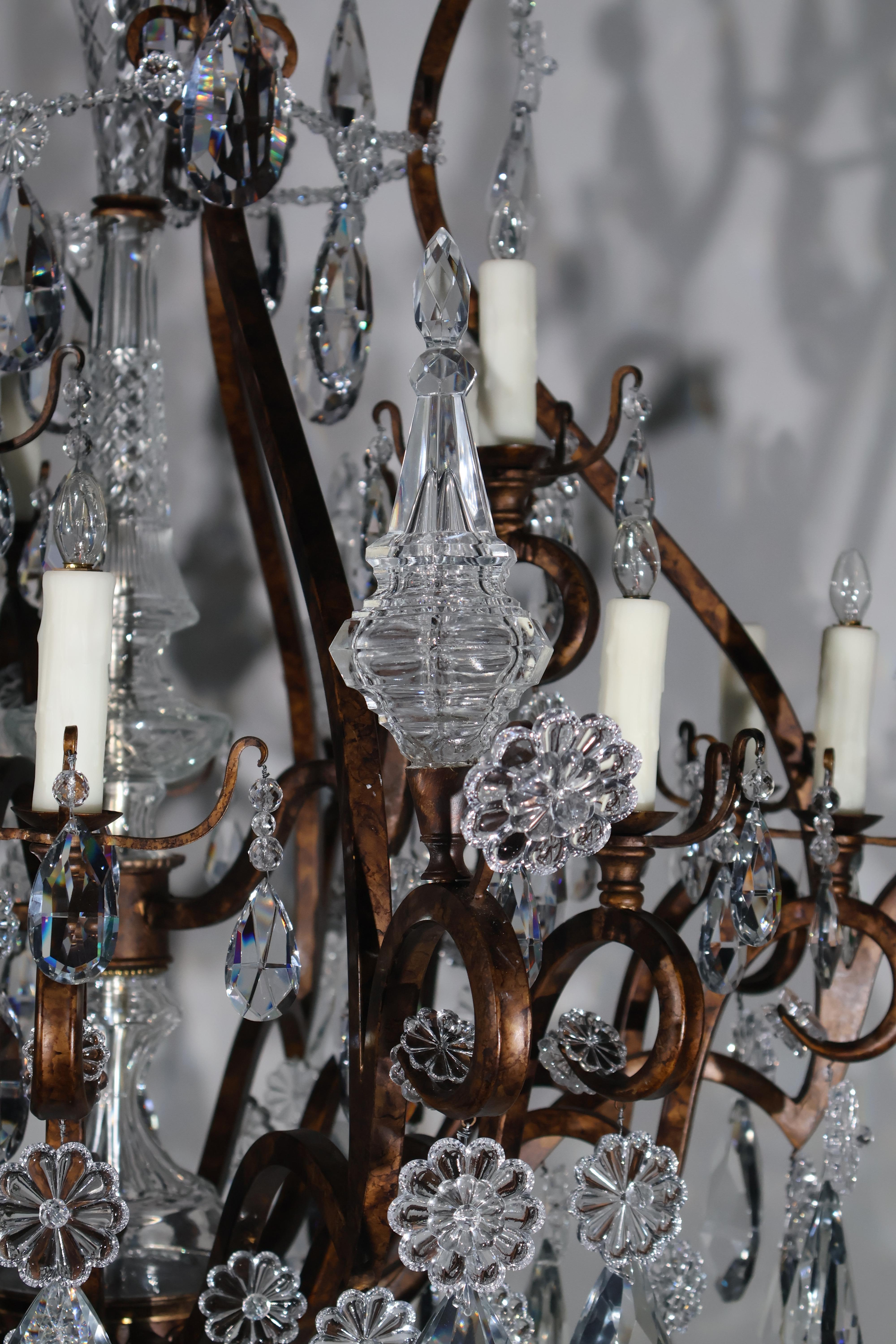Un raffinato e importante lampadario in stile Luigi XV in vendita 3