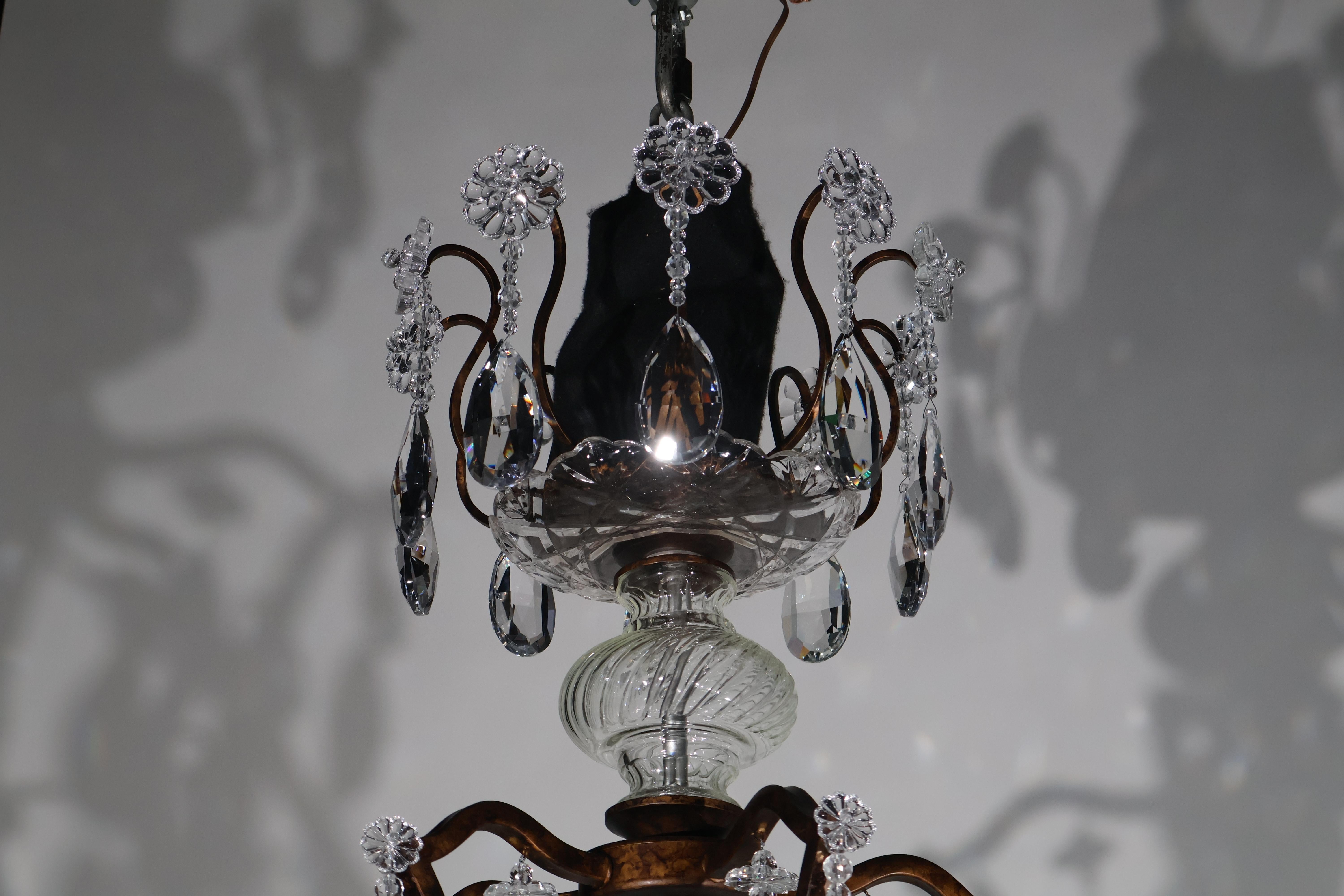 Un raffinato e importante lampadario in stile Luigi XV in vendita 4