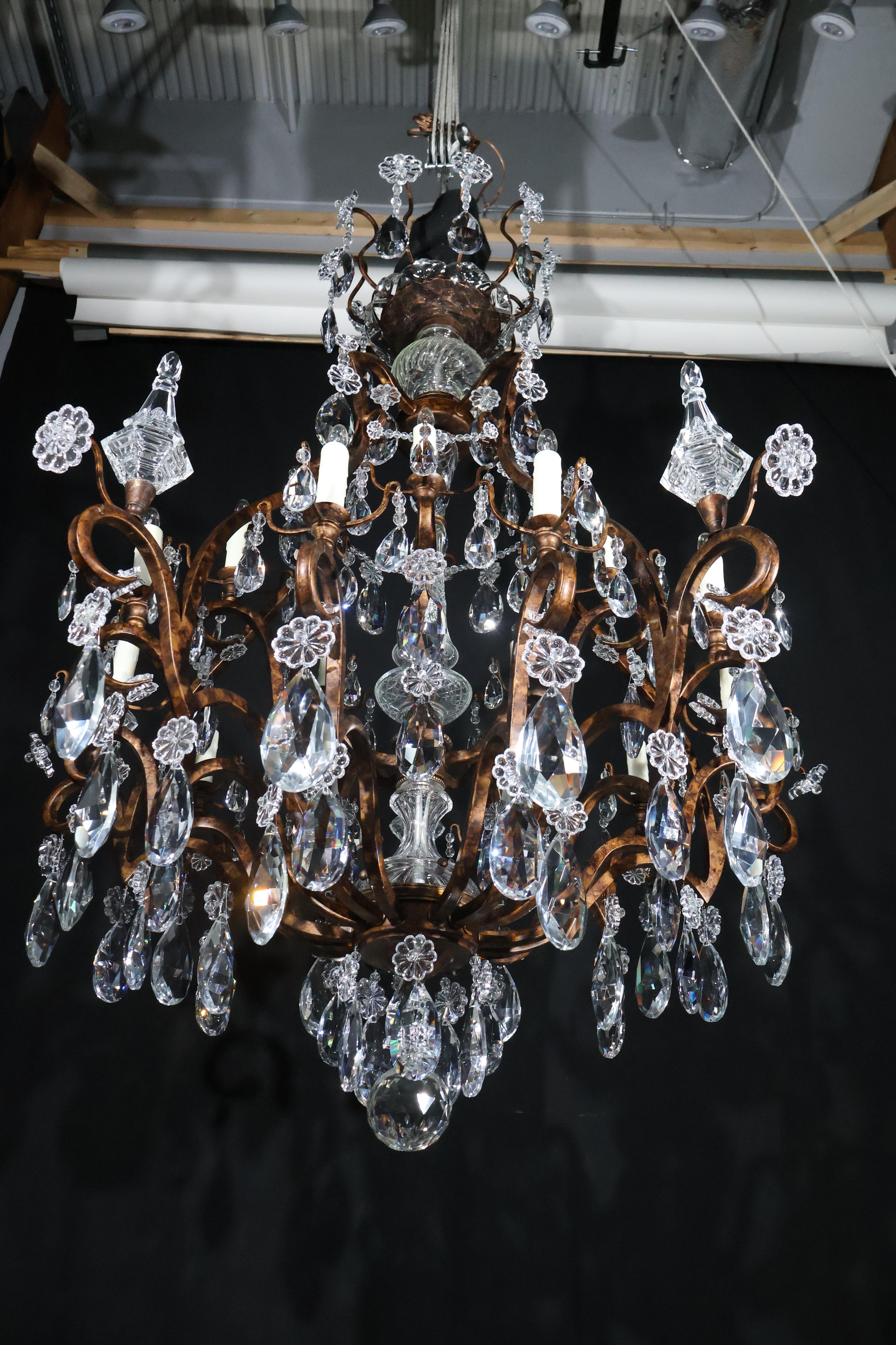 Un raffinato e importante lampadario in stile Luigi XV in vendita 5