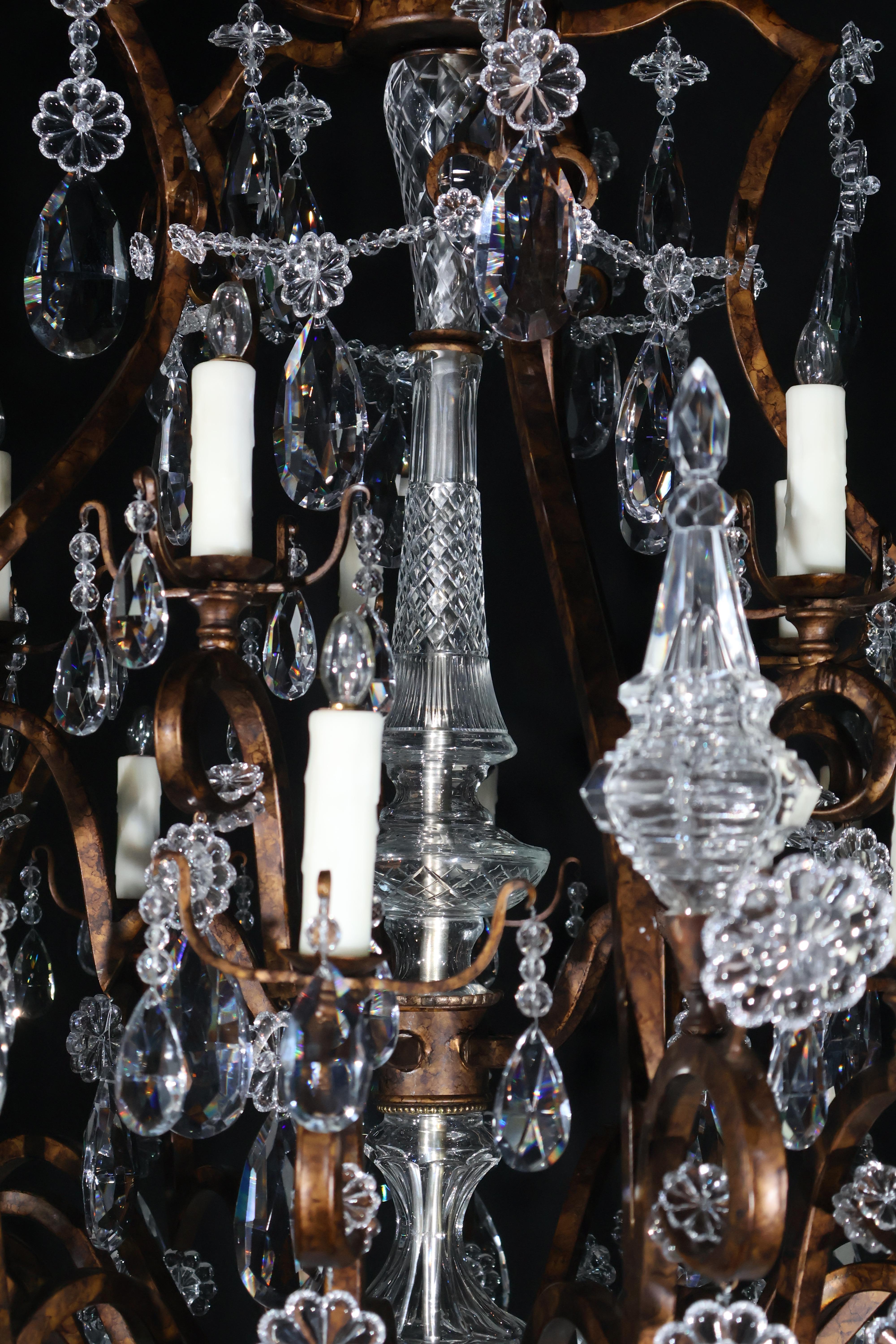 Un raffinato e importante lampadario in stile Luigi XV in vendita 7