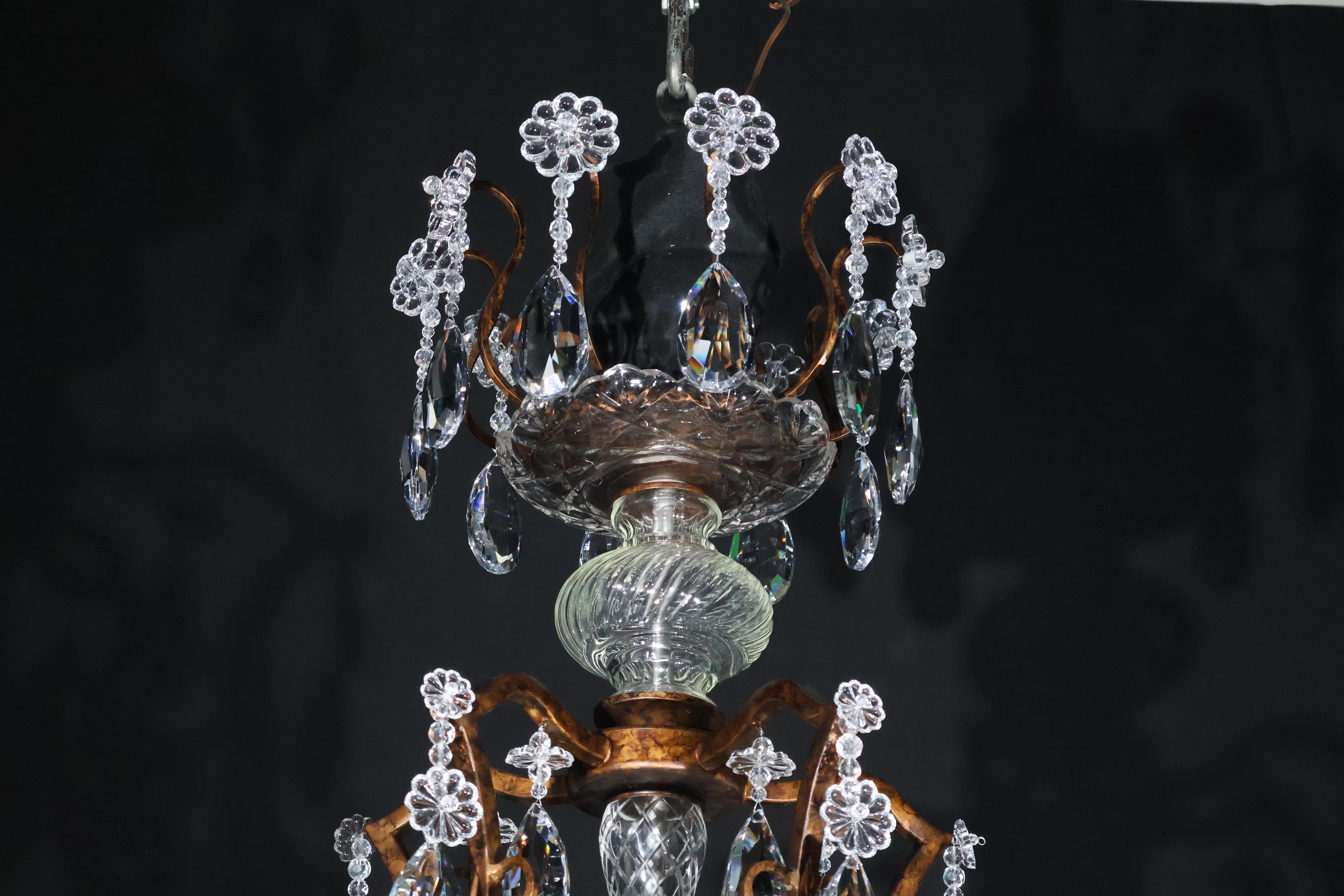 Un raffinato e importante lampadario in stile Luigi XV in vendita 8