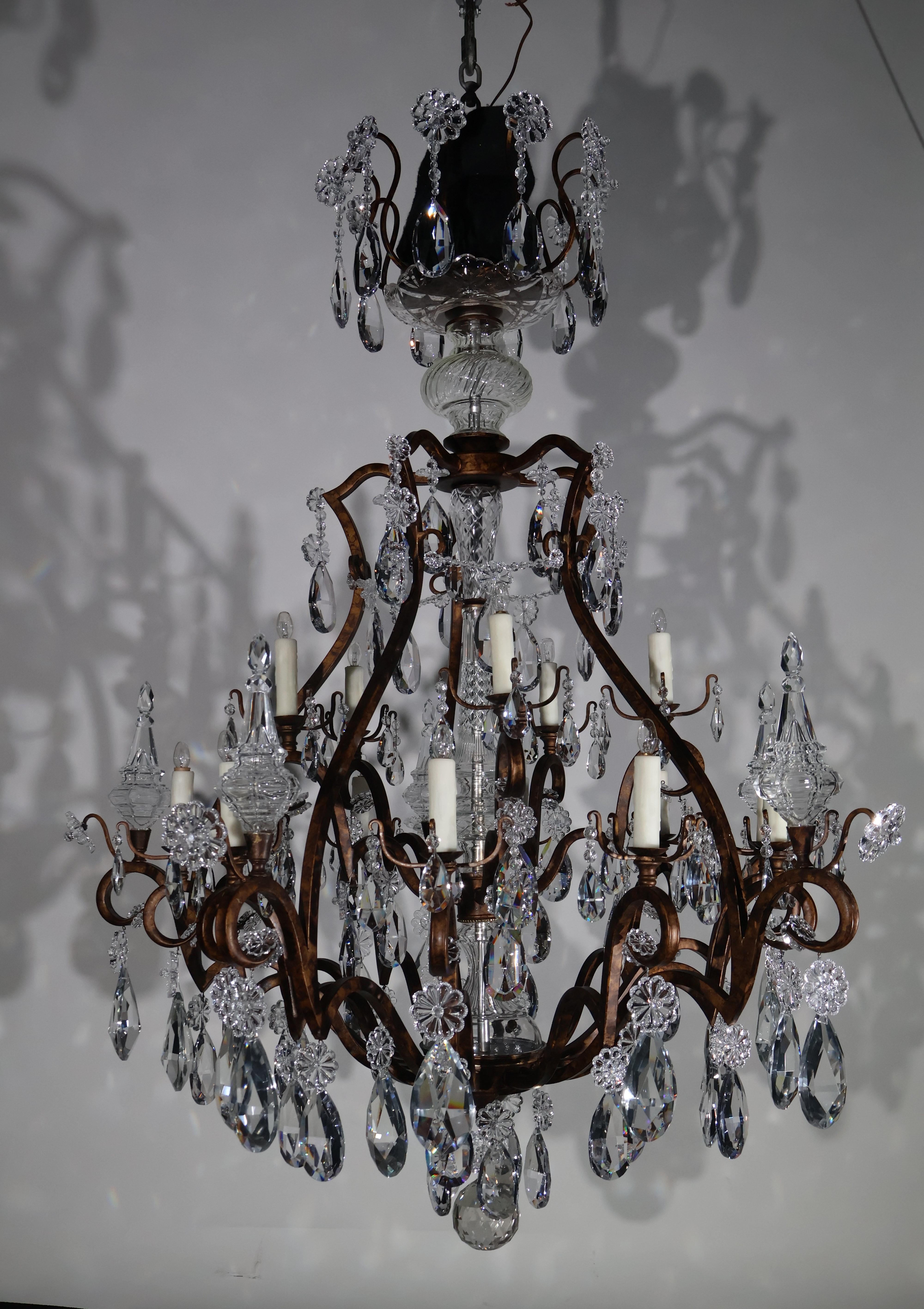 Francese Un raffinato e importante lampadario in stile Luigi XV in vendita