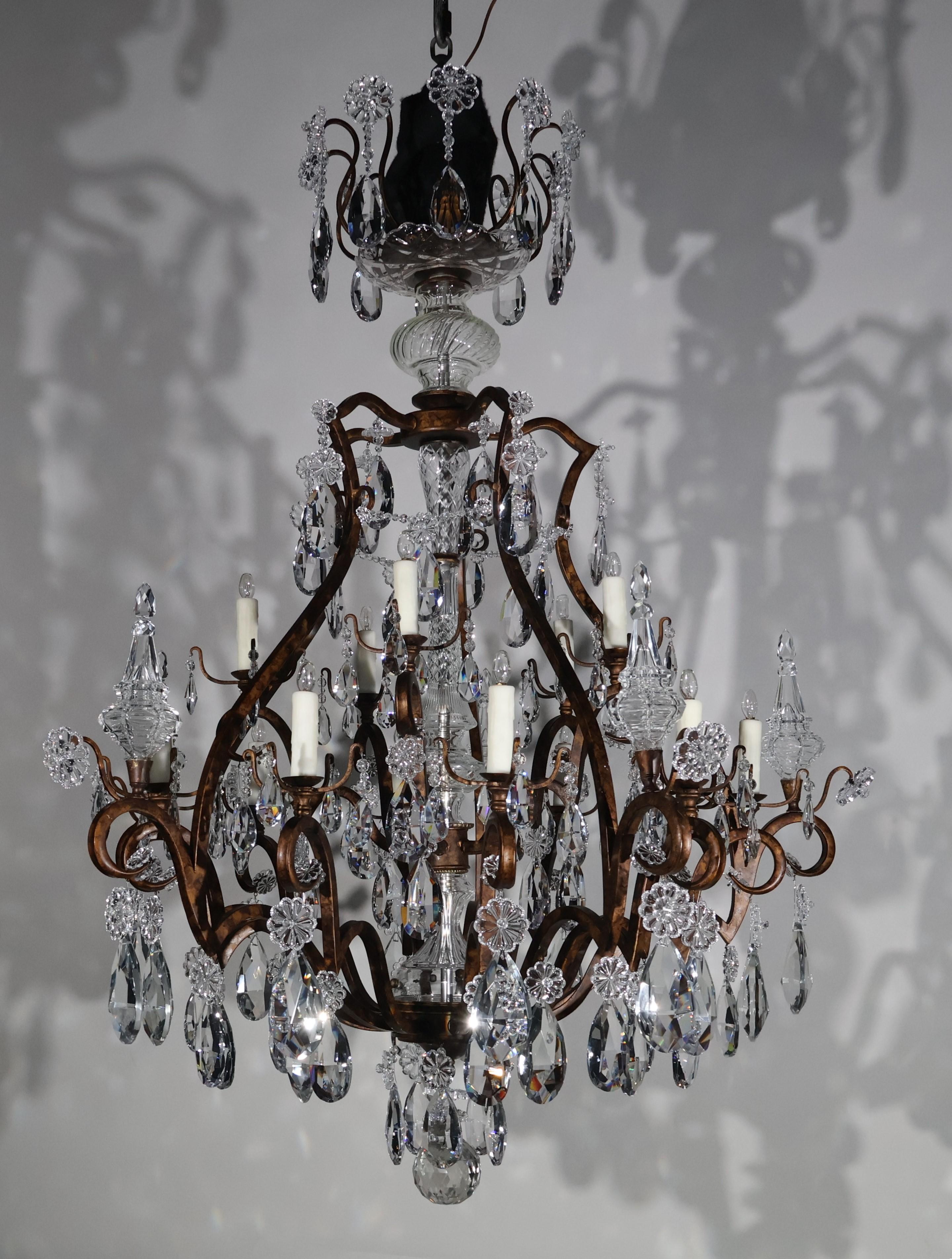 Dorato Un raffinato e importante lampadario in stile Luigi XV in vendita