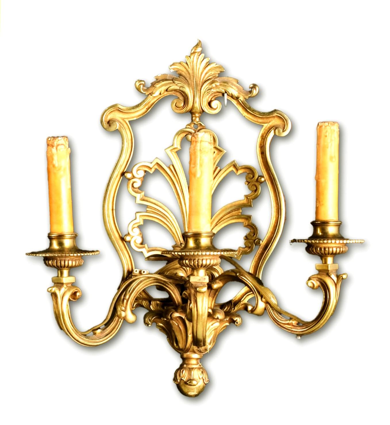 Francese Una bella e imponente coppia di appliques in bronzo dorato di epoca rococò, CIRCA 1900 in vendita