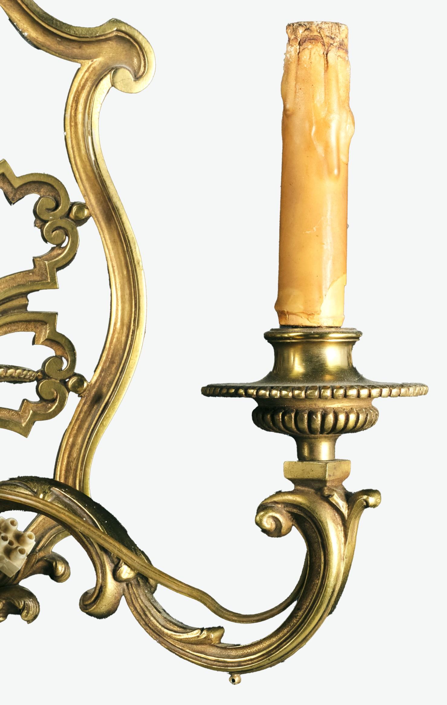 Dorato Una bella e imponente coppia di appliques in bronzo dorato di epoca rococò, CIRCA 1900 in vendita