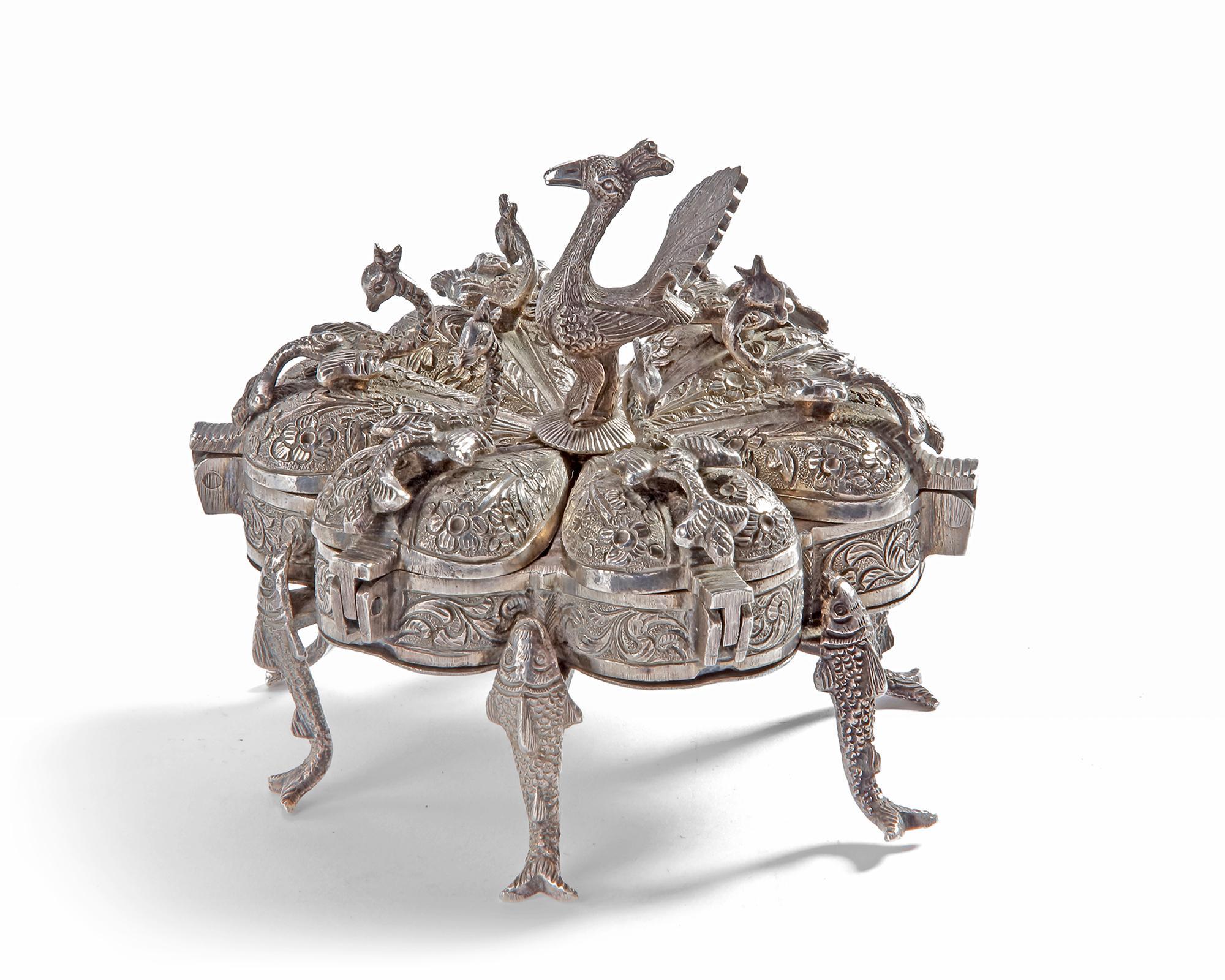 Indien Boîte à paon (Pandan) en argent indien, XIXe siècle en vente