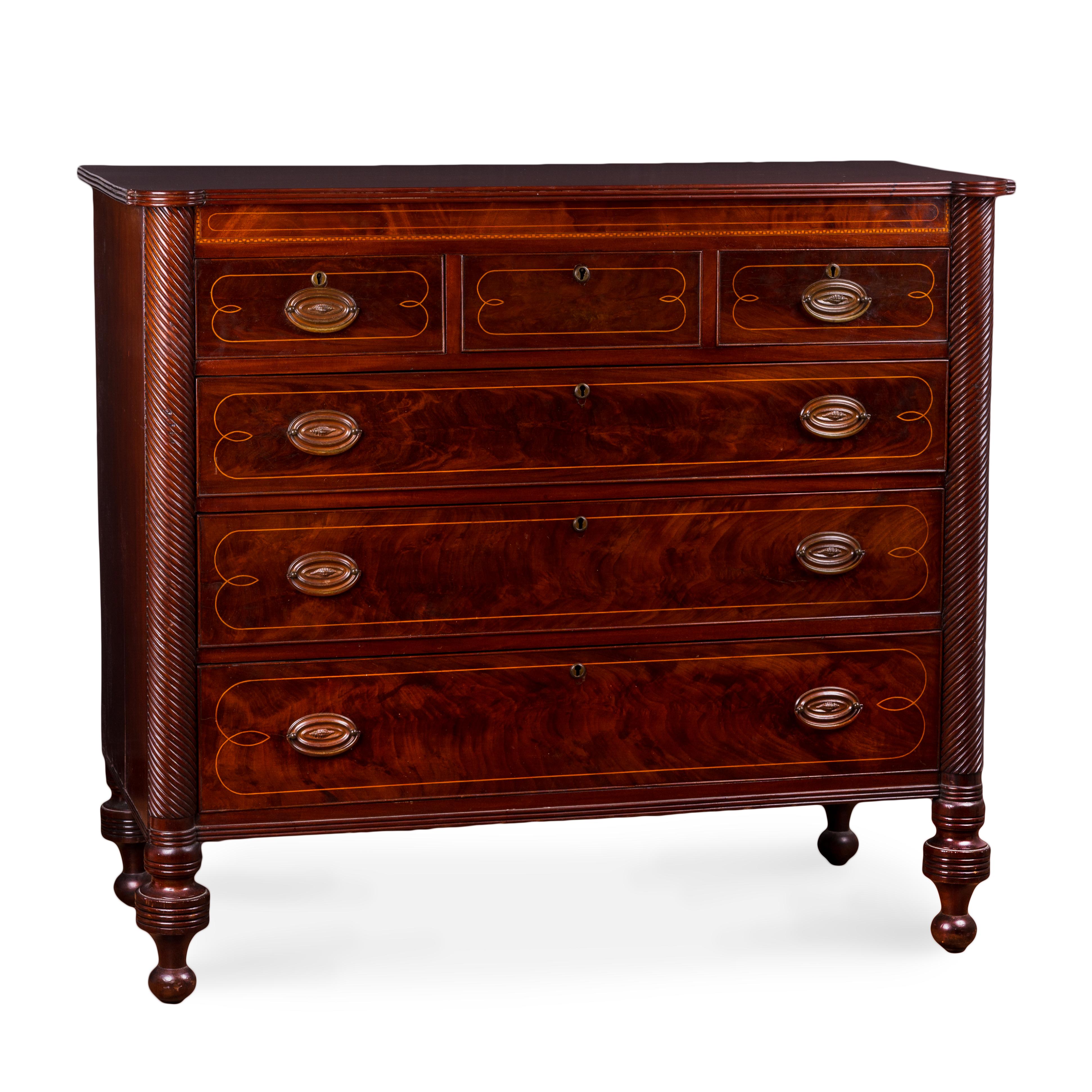 Cassettiera in mogano sheraton intarsiata, circa 1820.

Sei cassetti con mezze colonne e piano d'appoggio conforme.  Frontali dei cassetti finemente intarsiati.  Legno secondario di Wood.  

Forse Vermont &New Hampshire.



50 pollici di larghezza,