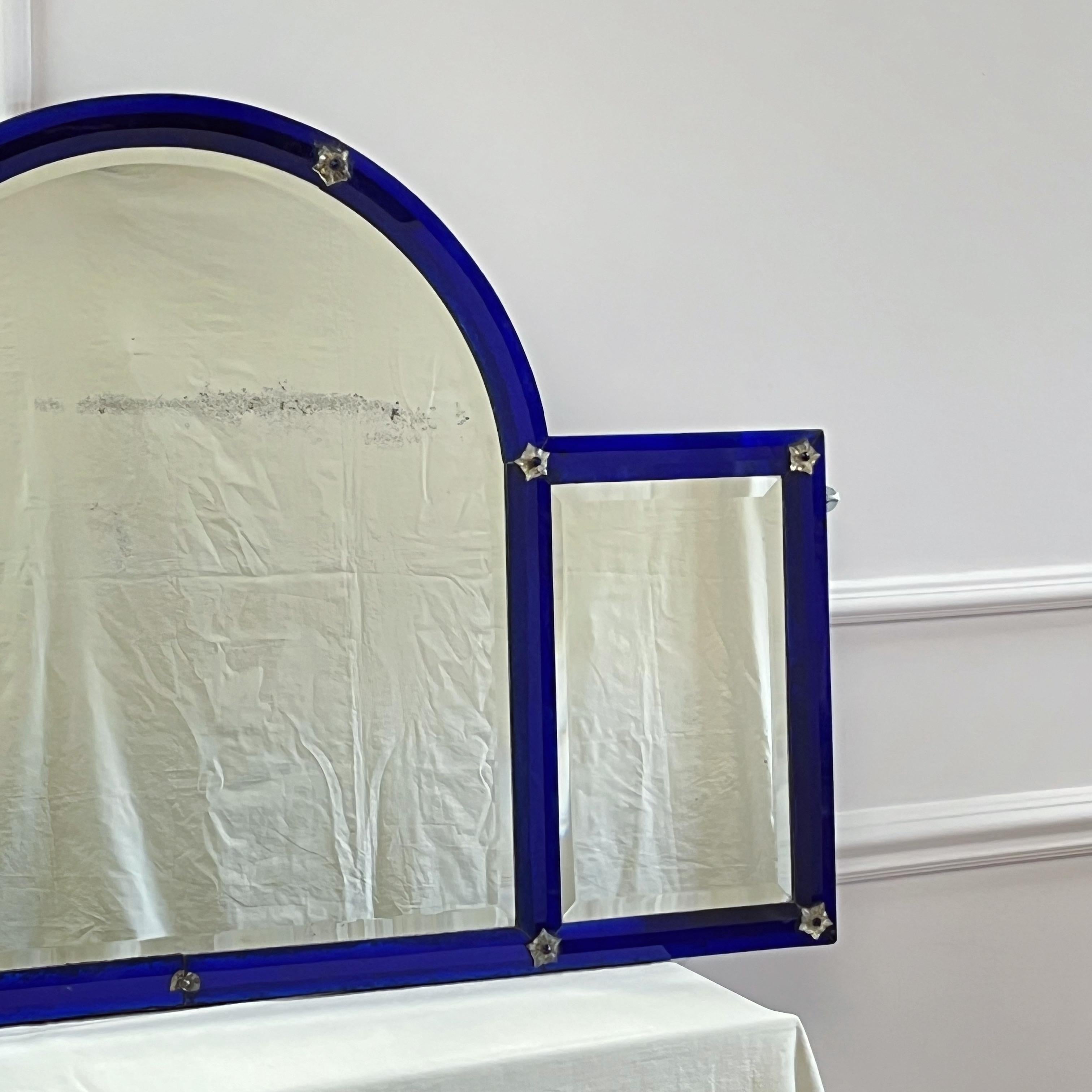 Néo-empire Miroir de cheminée irlandais en verre bleu cobalt en vente