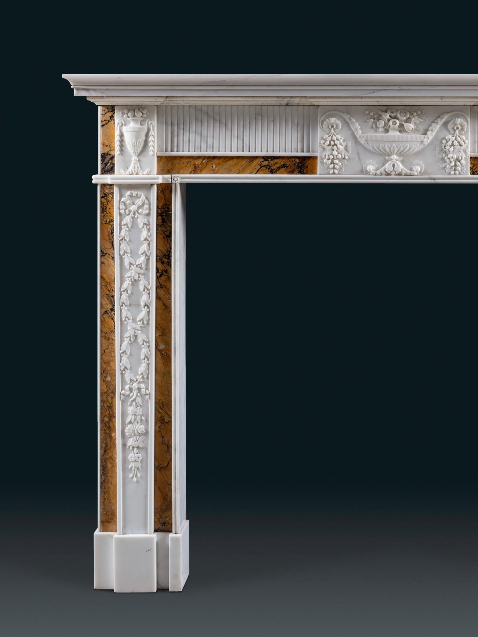 Cheminée néoclassique irlandaise de la fin du XVIIIe siècle en statuaire et marbre de Sienne

Cheminée irlandaise George III de forme très élégante, sculptée dans du marbre blanc de statuaire avec des placages de marbre de Sienne, vers 1790. La