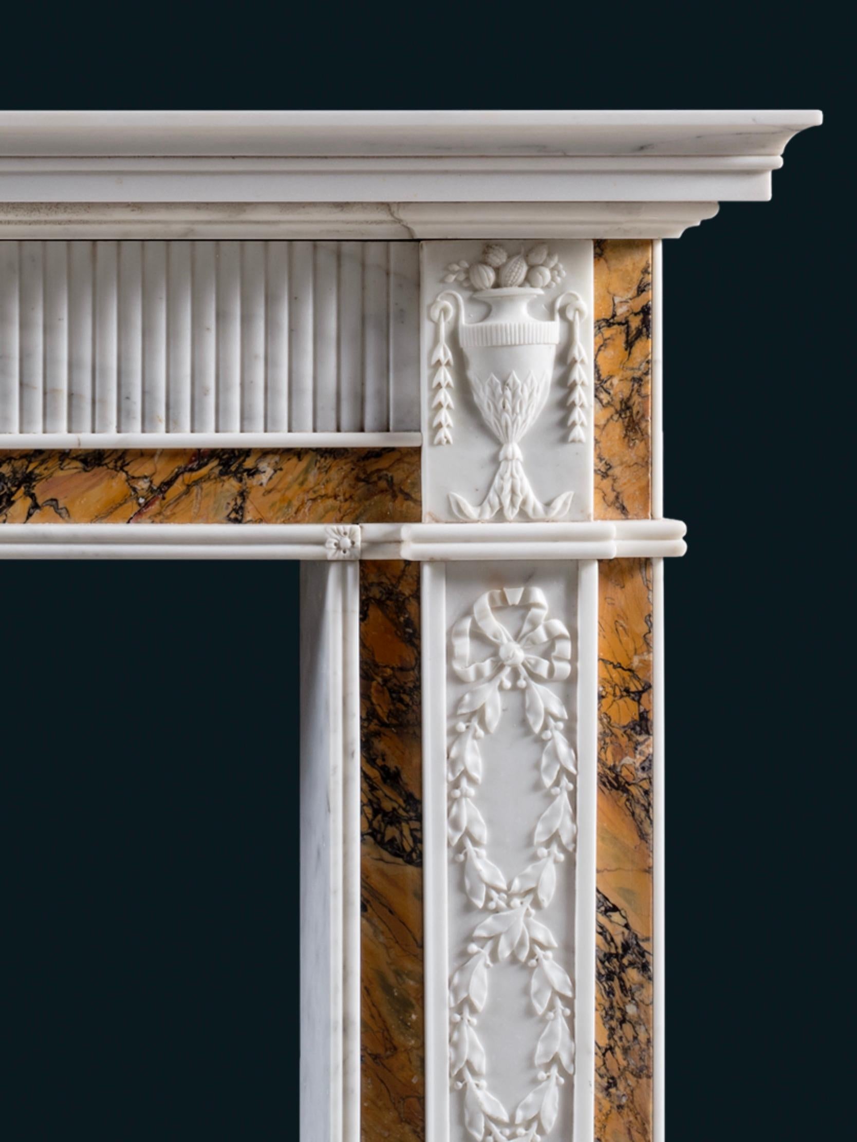 Sculpté à la main Cheminée néoclassique irlandaise de la fin du XVIIIe siècle en statuaire et marbre de Sienne en vente