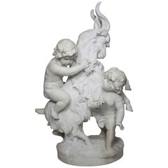 Una preciosa escultura italiana del siglo XIX, tallada en mármol, titulada «Putti juguetones con una cabra»