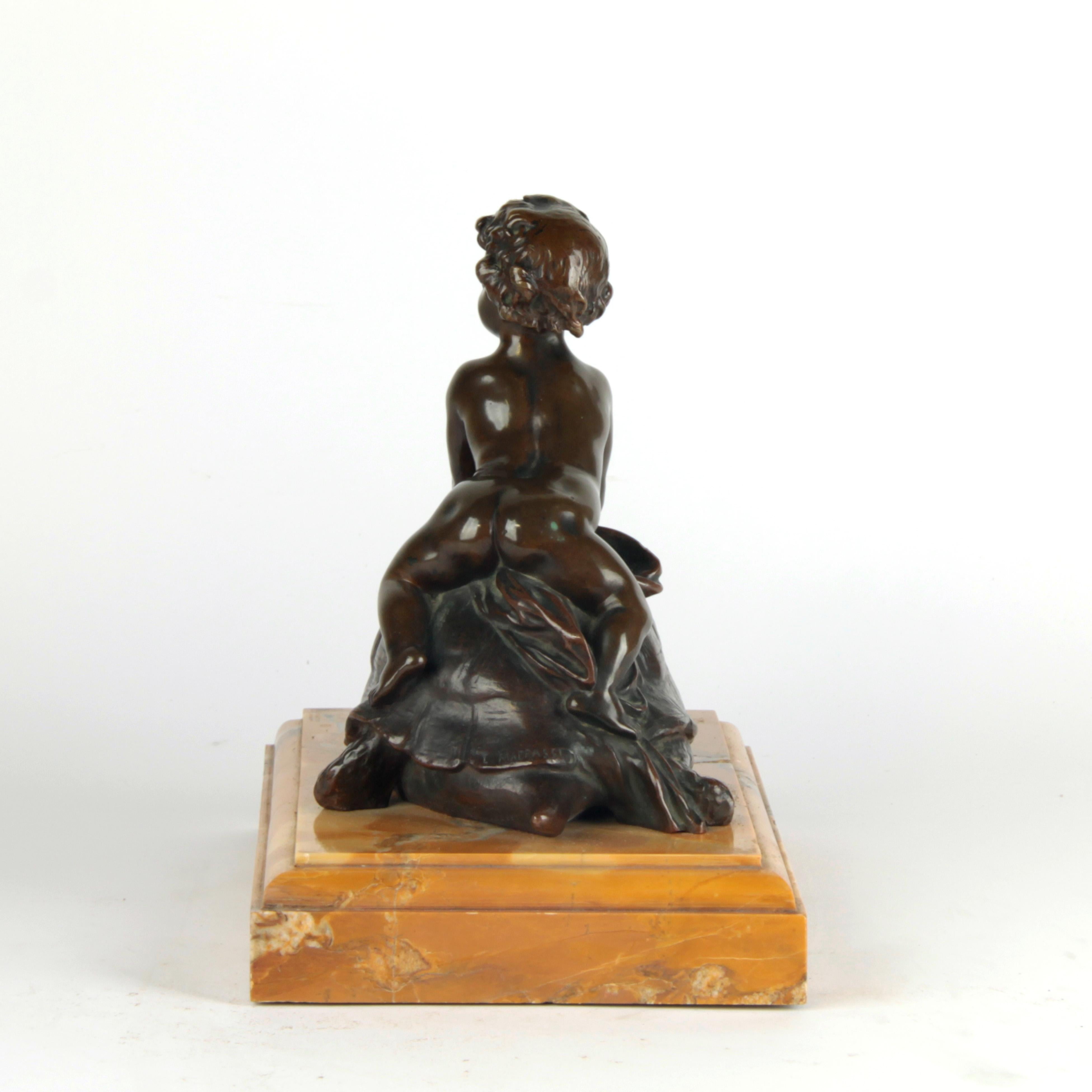 Patiné Bronze italien représentant un putto assis sur une tortue, signé par Luca Madrassi en vente