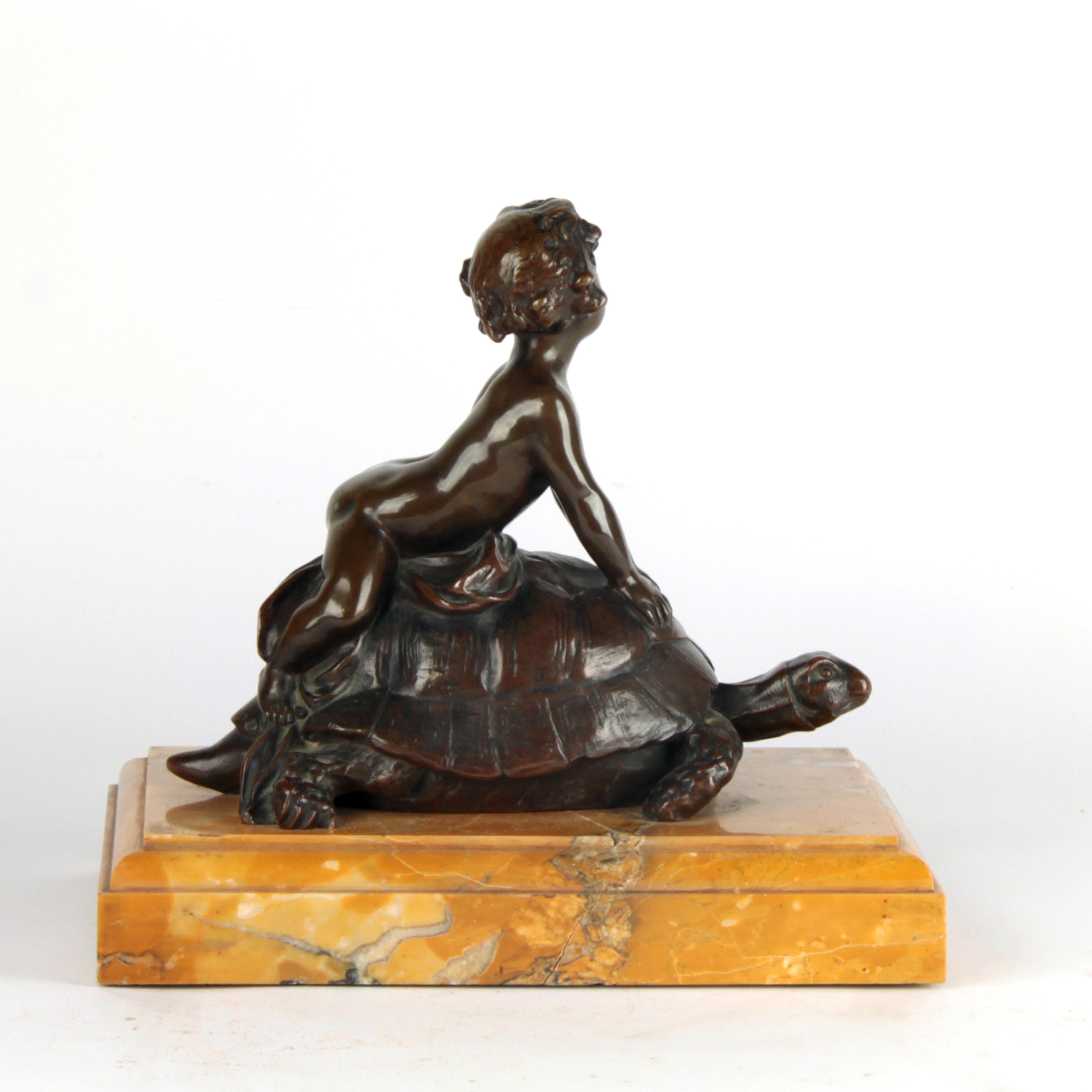 Bronze italien représentant un putto assis sur une tortue, signé par Luca Madrassi Bon état - En vente à Esbeek, NL