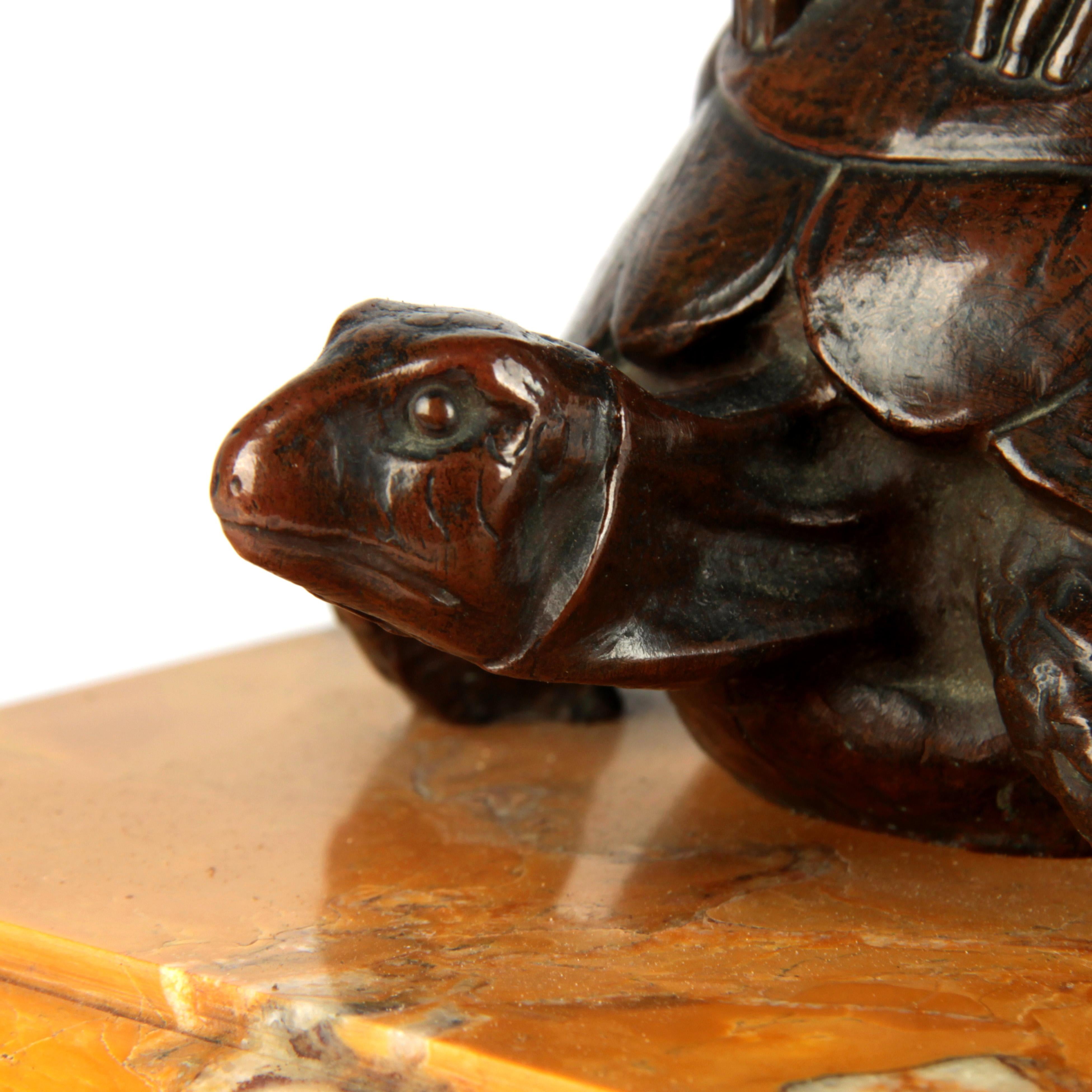 Bronze italien représentant un putto assis sur une tortue, signé par Luca Madrassi en vente 3
