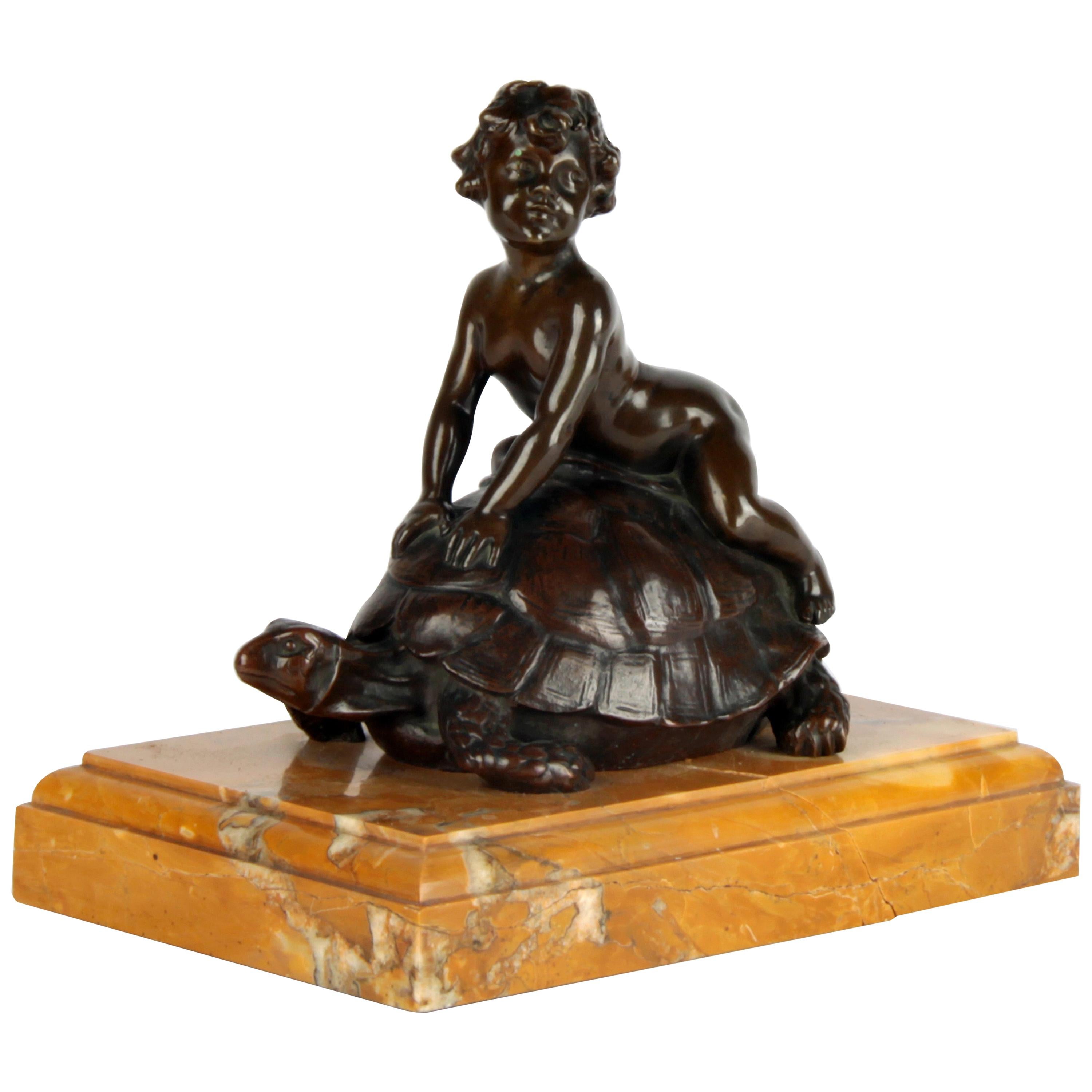 Fino bronce italiano de un putto sentado sobre una tortuga, firmado por Luca Madrassi