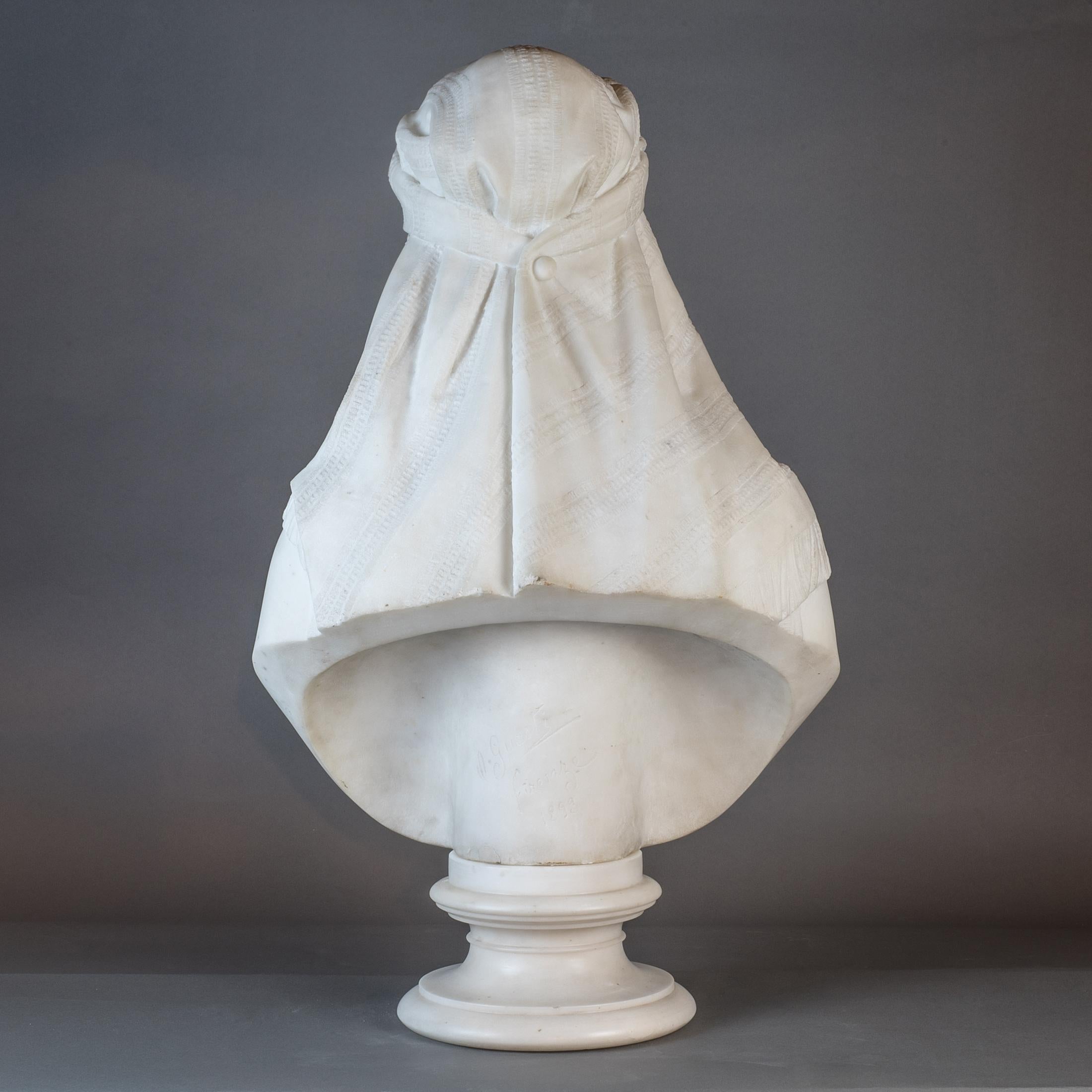 Sculpté  Statue d'une femme en marbre blanc par Guasti en vente