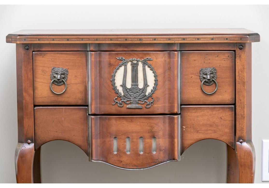 Table d'appoint en bois fruitier avec un médaillon en marbre et laiton, un seul tiroir avec des poignées en laiton à tête de lion, des pieds en cabriole avec un étage inférieur. Le plateau a des coins cannelés et des garnitures incrustées, une