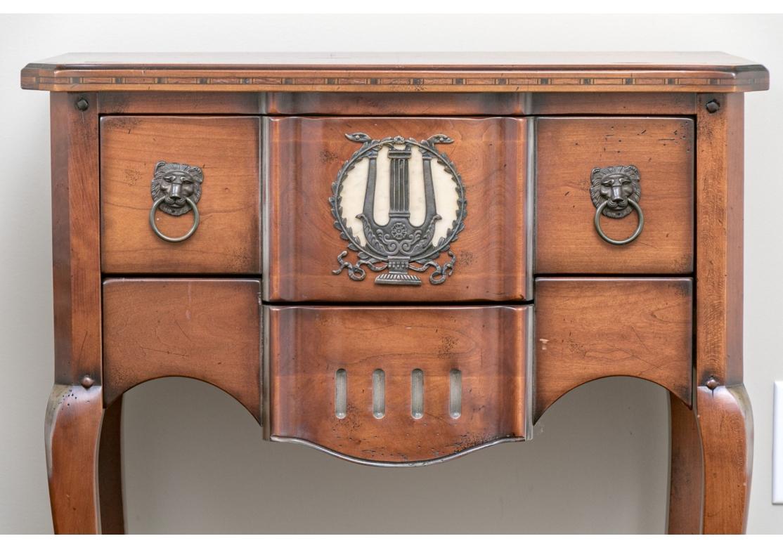 Néoclassique Table d'appoint italienne en bois fruitier en vente