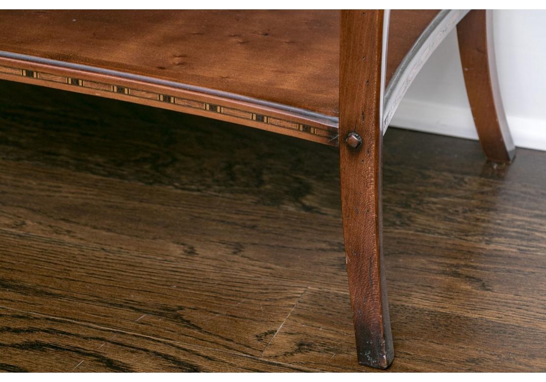 Table d'appoint italienne en bois fruitier en vente 2
