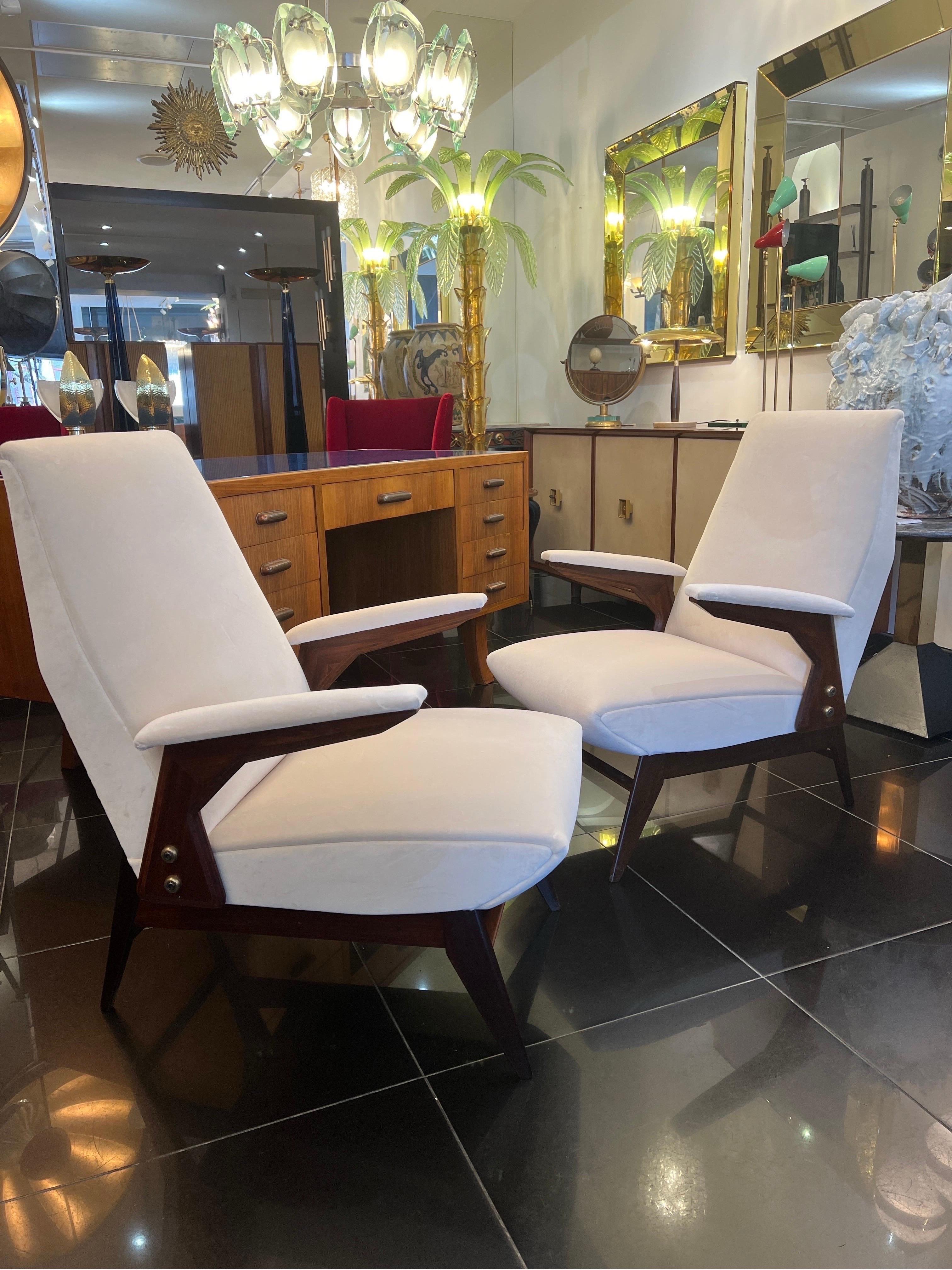 Ein atemberaubendes Paar italienischer Sessel aus Nussbaumholz mit Details aus Messingnieten, neu gepolstert mit feinem cremefarbenen Samtstoff. 
Das Design wird Gianfranco Frattini zugeschrieben 
C1950-1959
Italien 