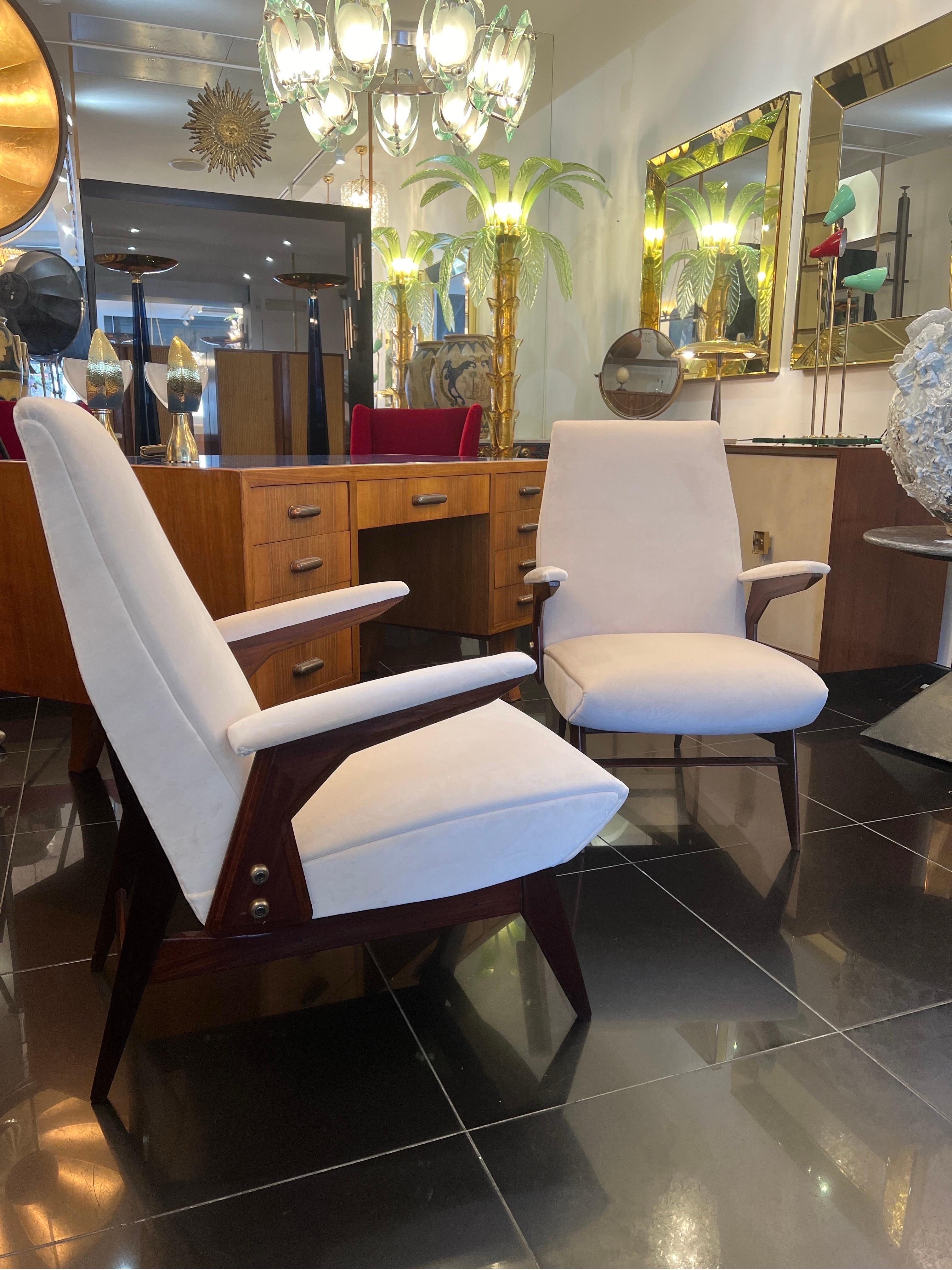 A Fine Italian pair of walnut framed armchairs in cream velvet  For Sale 2