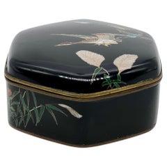 Scatola esagonale e coperchio in smalto cloisonné giapponese, periodo Meiji, XIX sec.