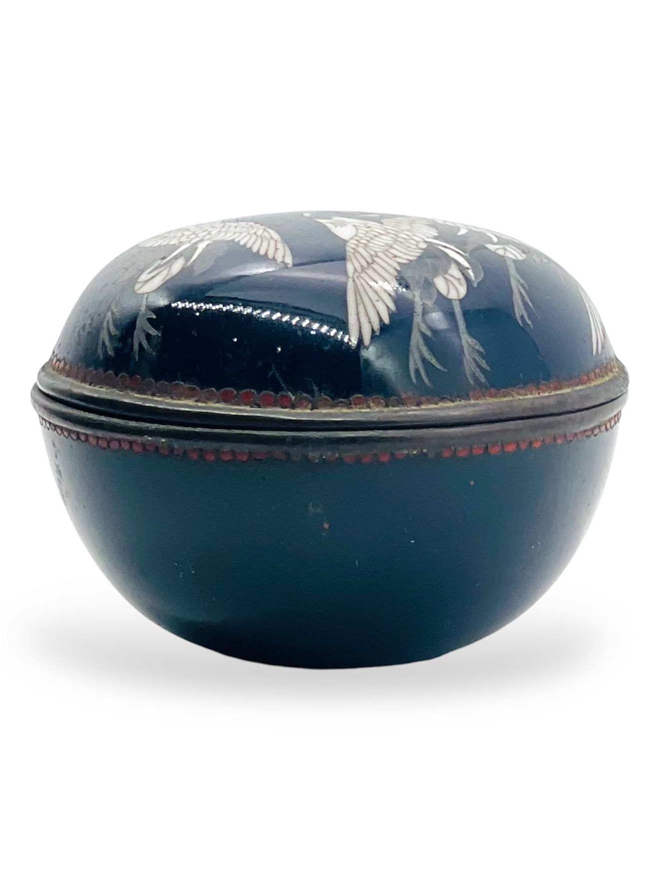 Fina caja kogo japonesa de esmalte cloisonné. Periodo Meiji Japonés en venta