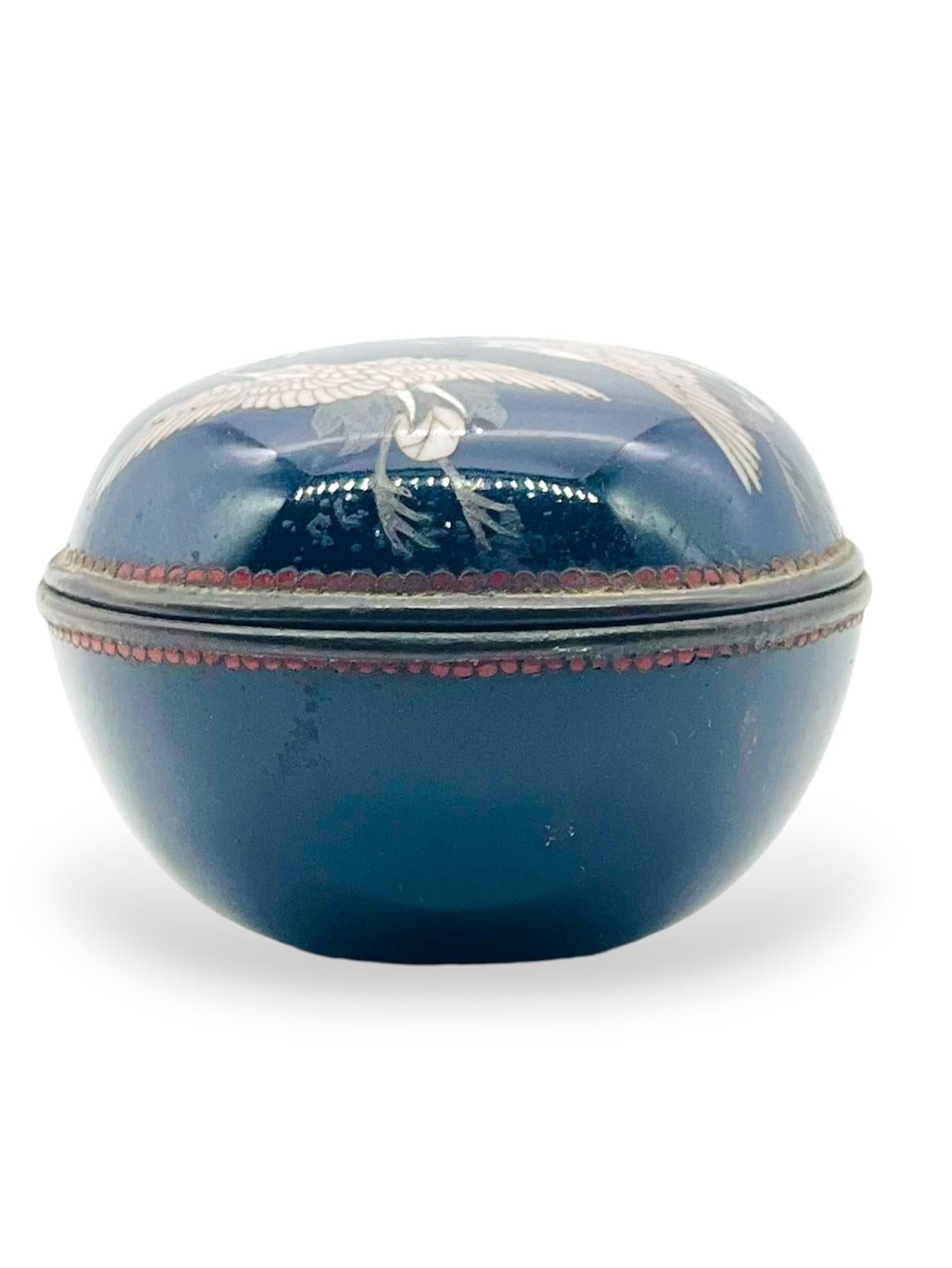 Fina caja kogo japonesa de esmalte cloisonné. Periodo Meiji en Bueno estado para la venta en London, GB