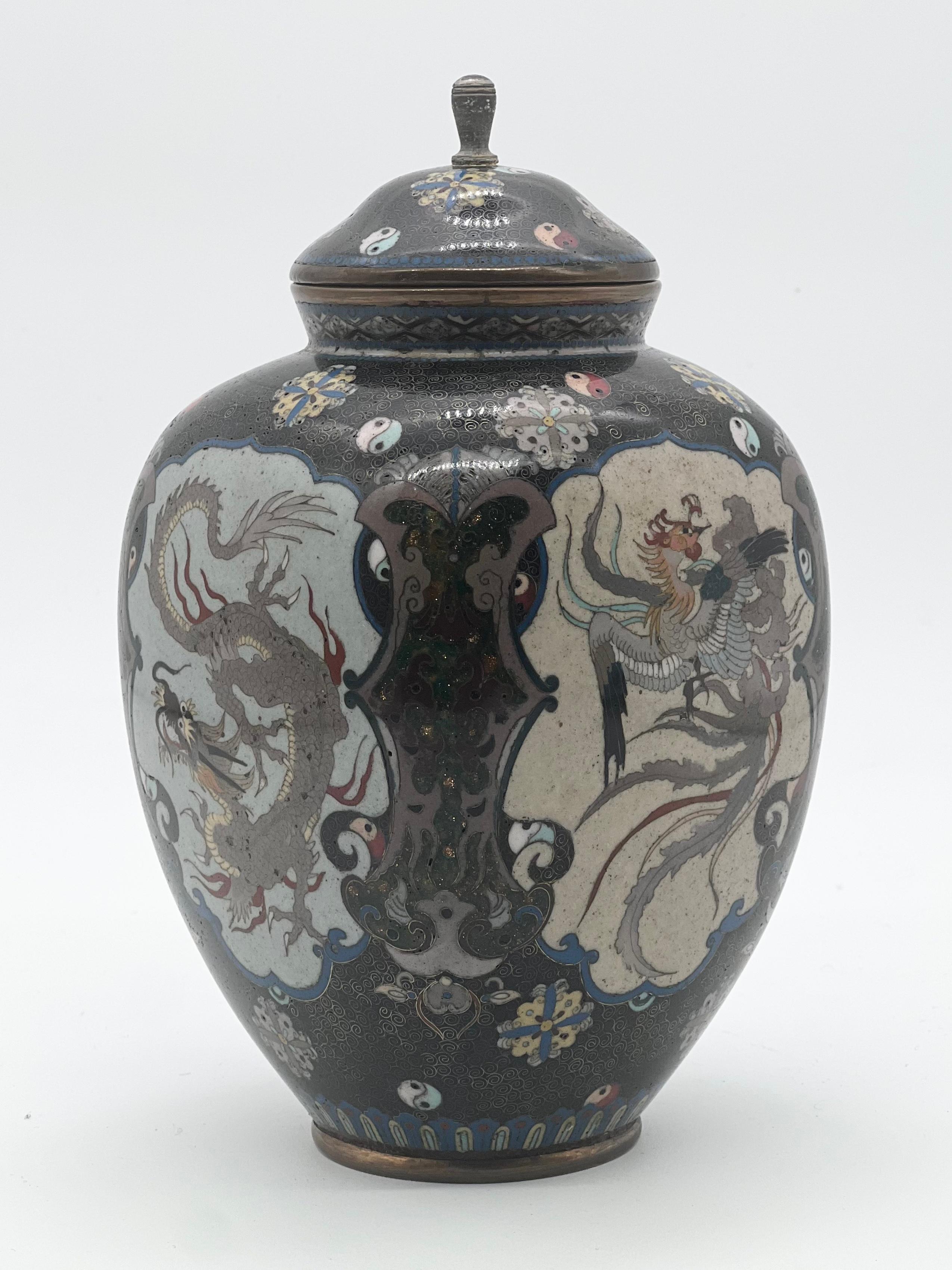A Fine Japanese Cloisonne Enamel Vase and Cover. Meiji Period  For Sale 2