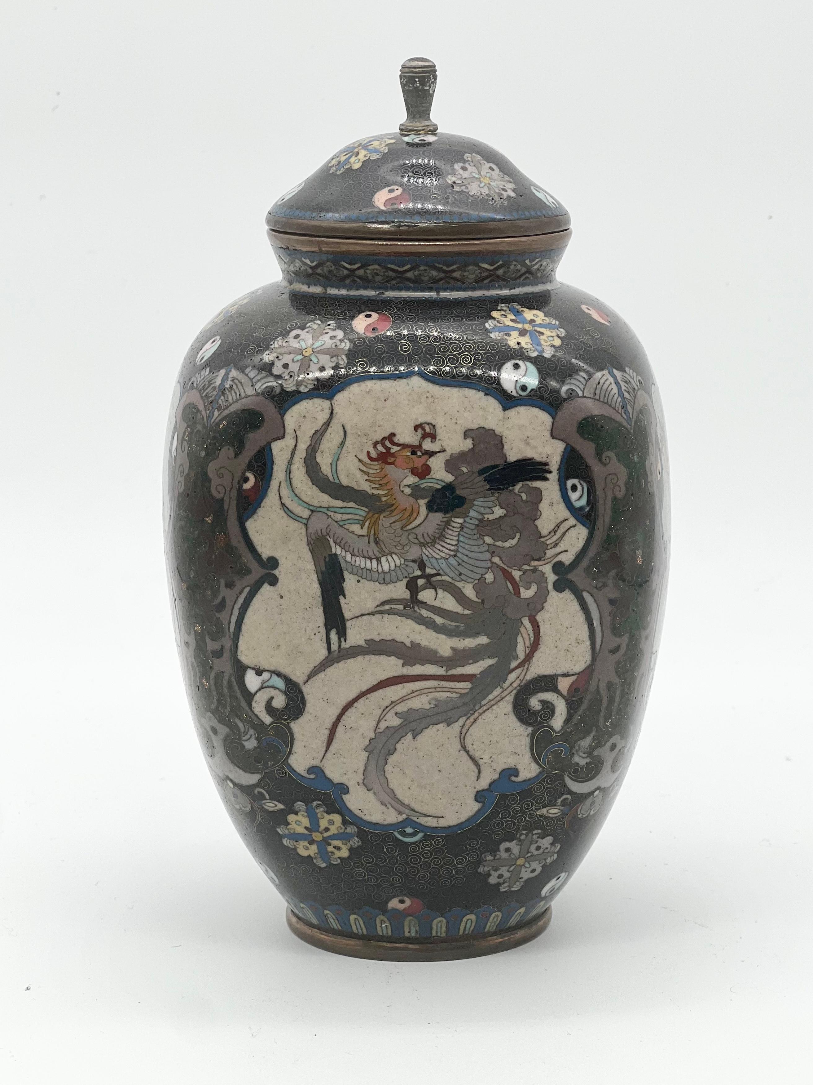 A Fine Japanese Cloisonne Enamel Vase and Cover. Meiji Period  For Sale 3