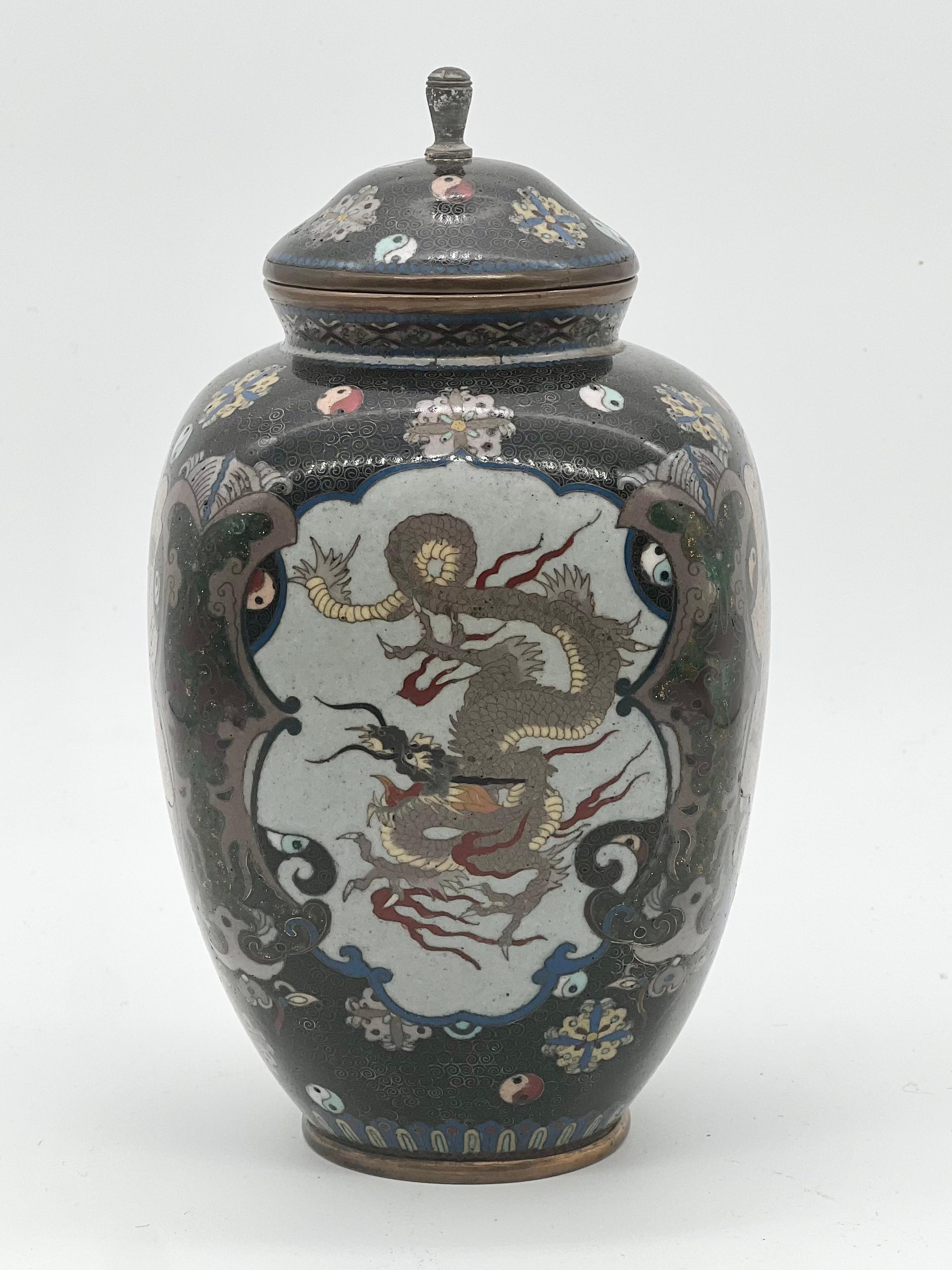 A Fine Japanese Cloisonne Enamel Vase and Cover. Meiji Period  For Sale 6