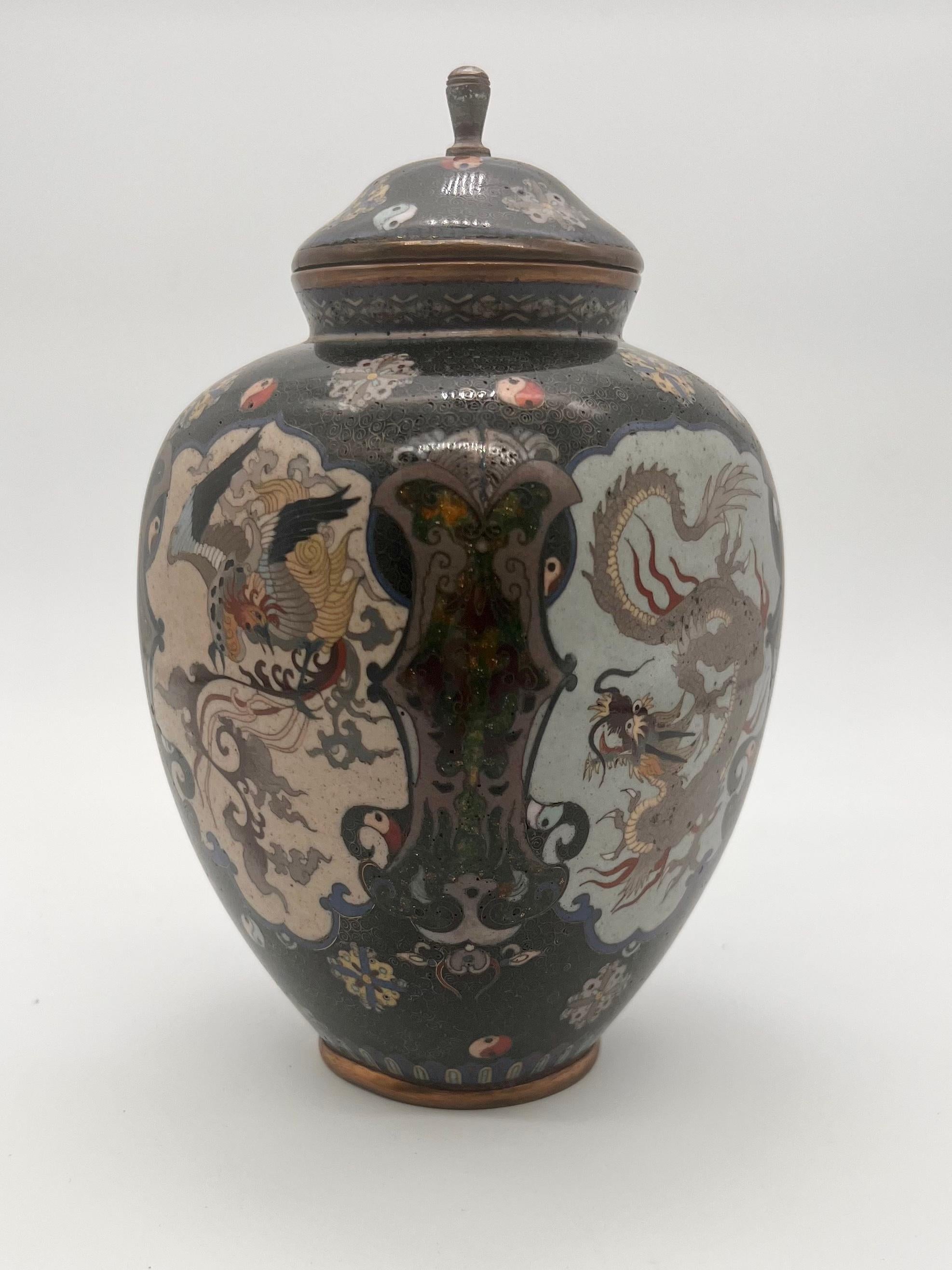 Vase et couvercle en émail cloisonné exquis 

Meiji period -Late 19th C

Exquis et raffiné vase cloisonné à quatre faces et couvercle en fil d'or et d'argent avec des dragons et des oiseaux phénix dans différentes poses. Les zones environnantes sont