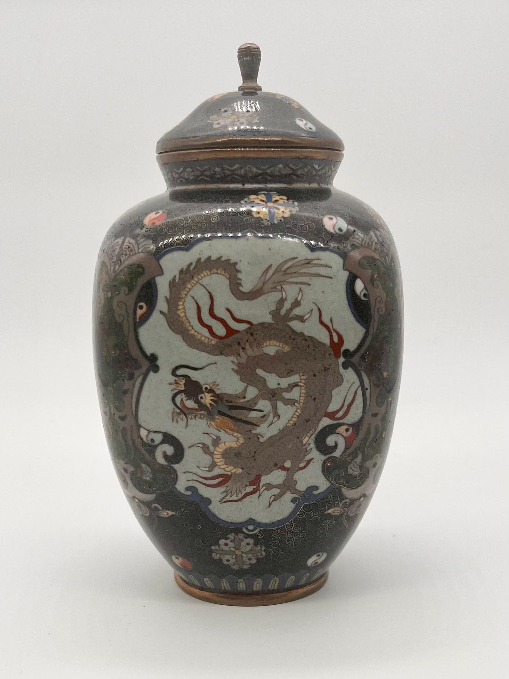 Japonais Vase et couvercle en émail cloisonné japonais. Période Meiji  en vente