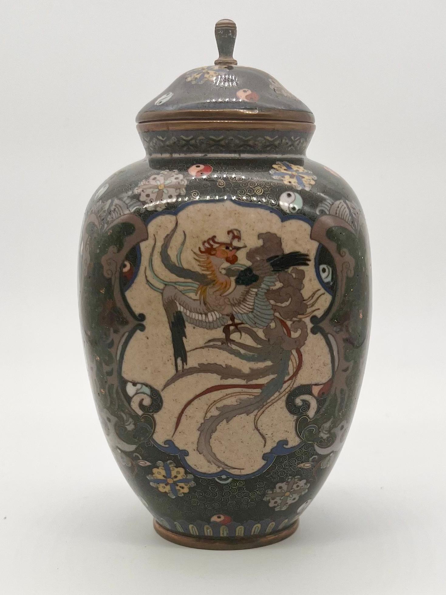 Cloisonné Vase et couvercle en émail cloisonné japonais. Période Meiji  en vente