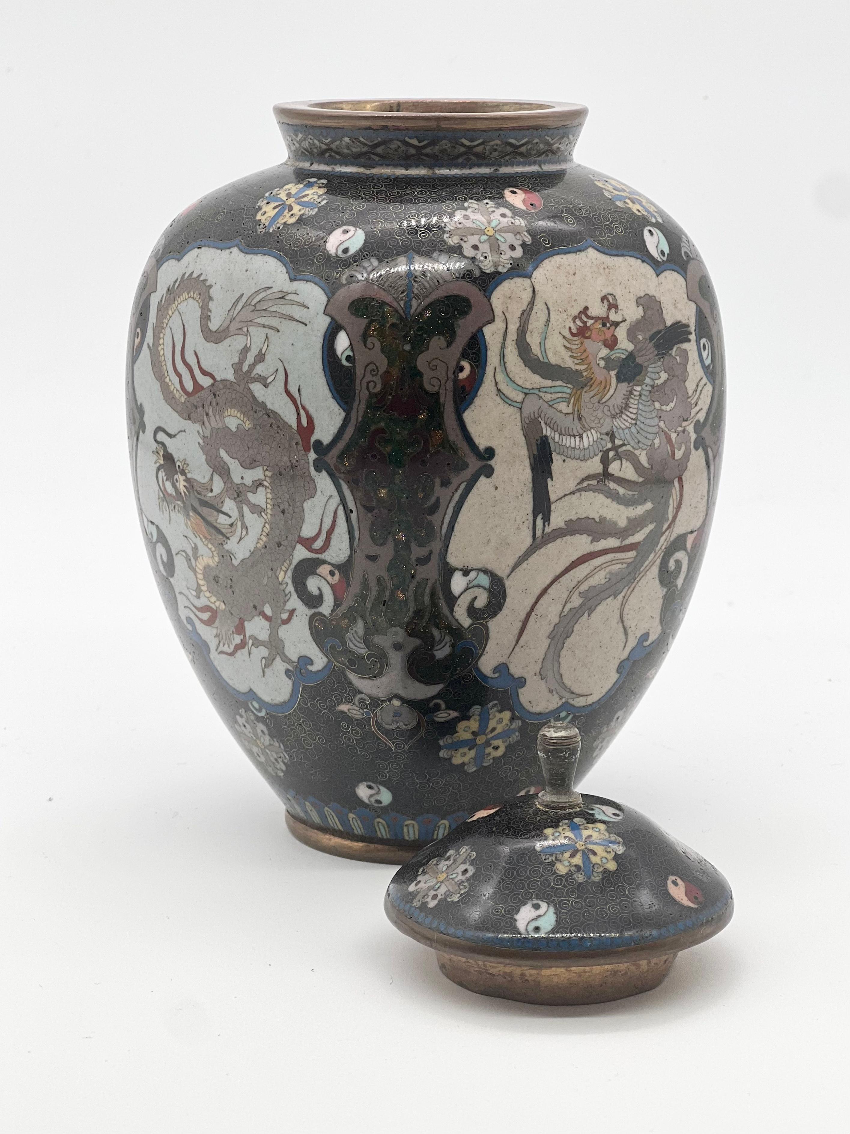 Fino jarrón y tapa japoneses de esmalte cloisonné. Periodo Meiji en Bueno estado para la venta en London, GB