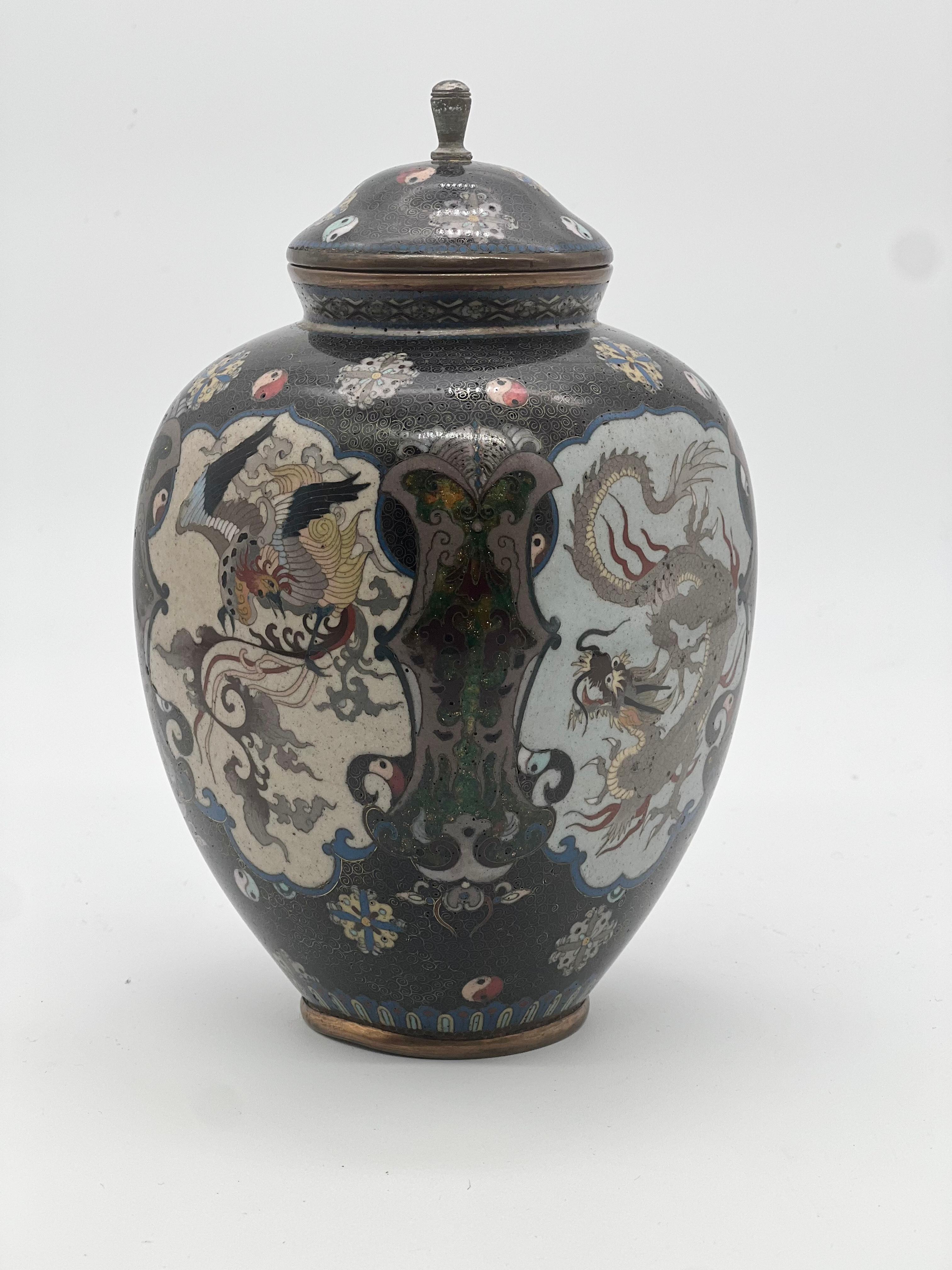 XIXe siècle Vase et couvercle en émail cloisonné japonais. Période Meiji  en vente