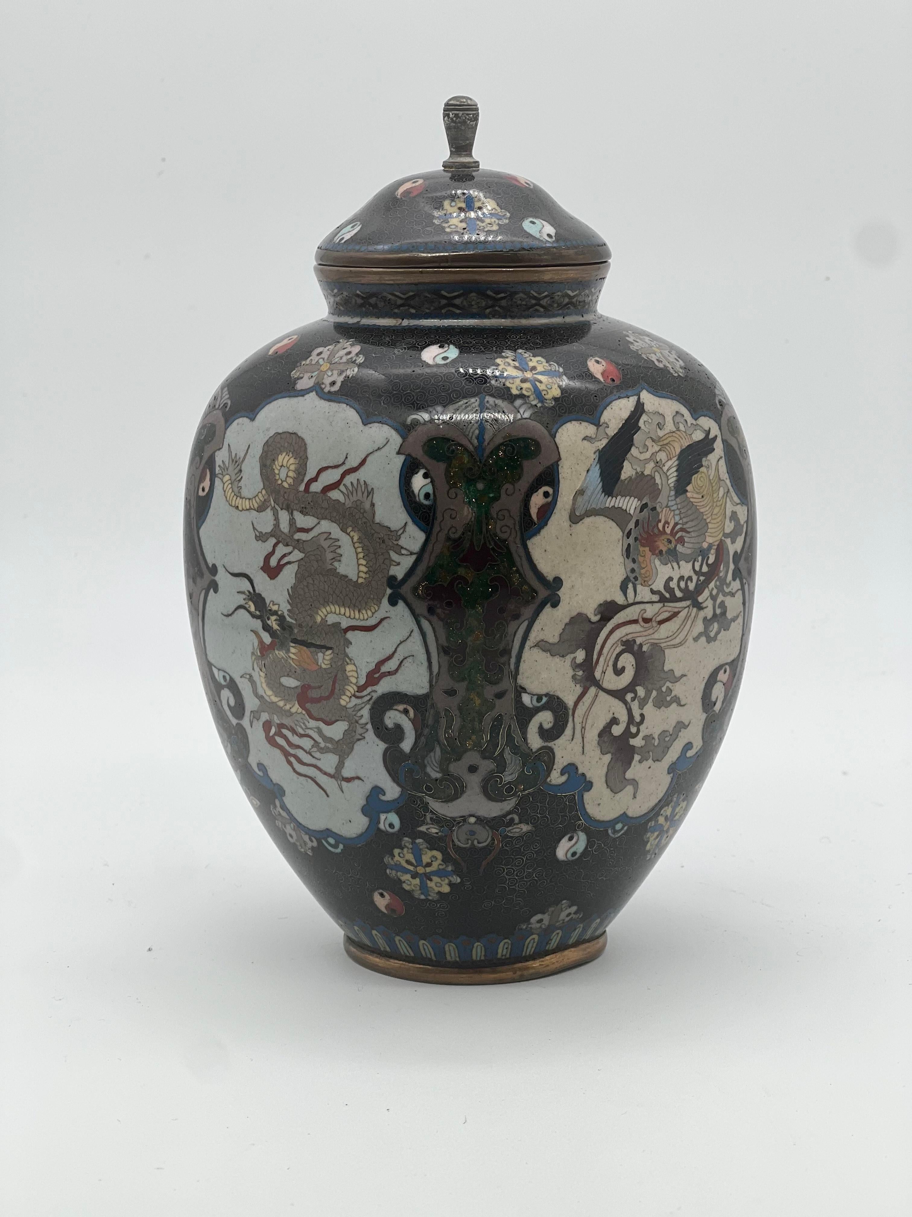 A Fine Japanese Cloisonne Enamel Vase and Cover. Meiji Period  In Good Condition For Sale In London, GB