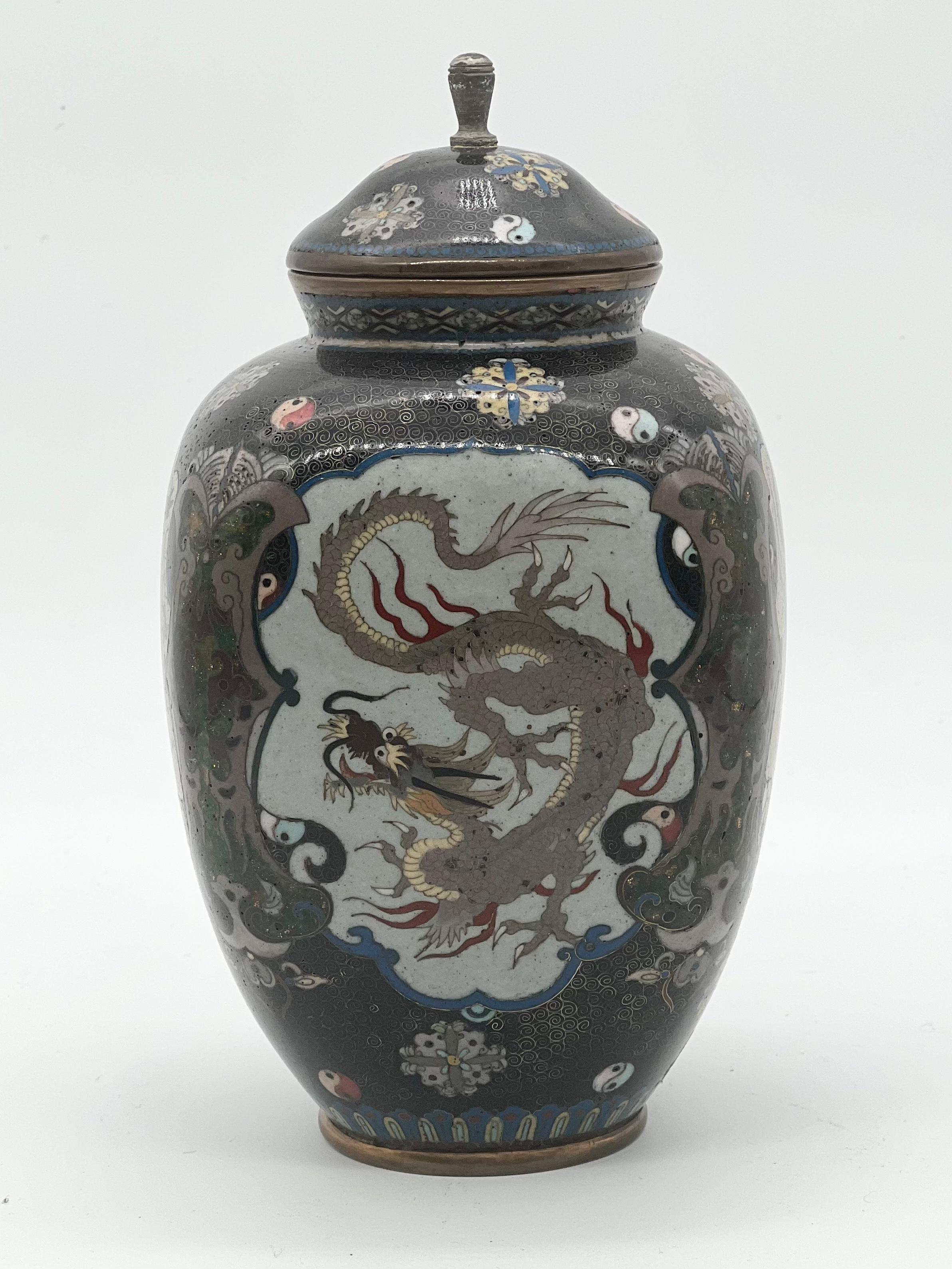 Vase et couvercle en émail cloisonné japonais. Période Meiji  en vente 2