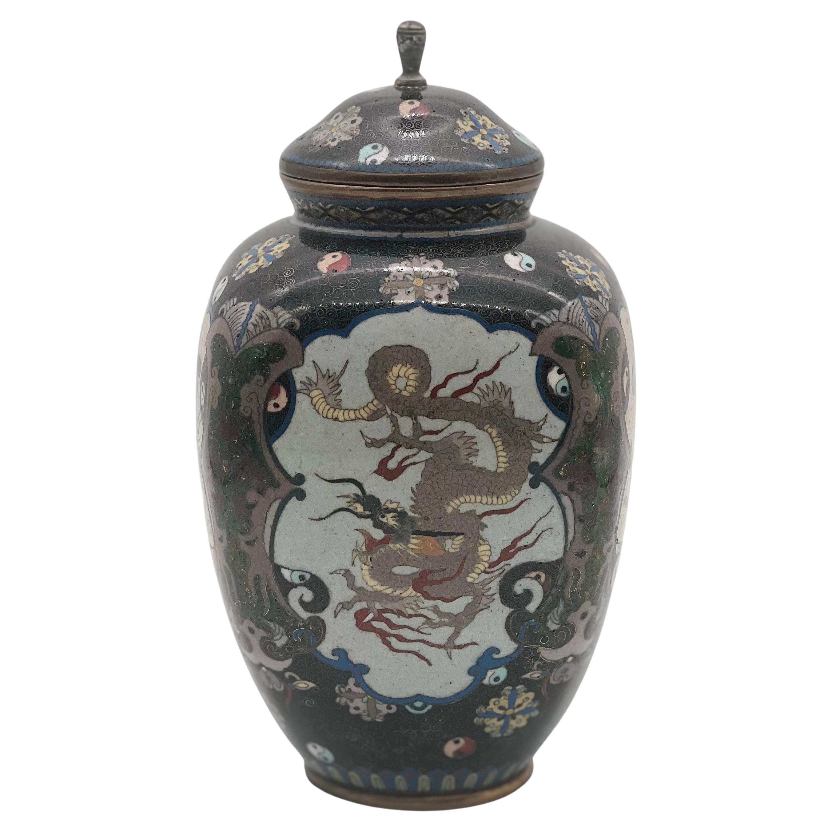 Feine japanische Cloisonné-Emaille-Vase und Deckel aus Emaille. Meiji-Periode 