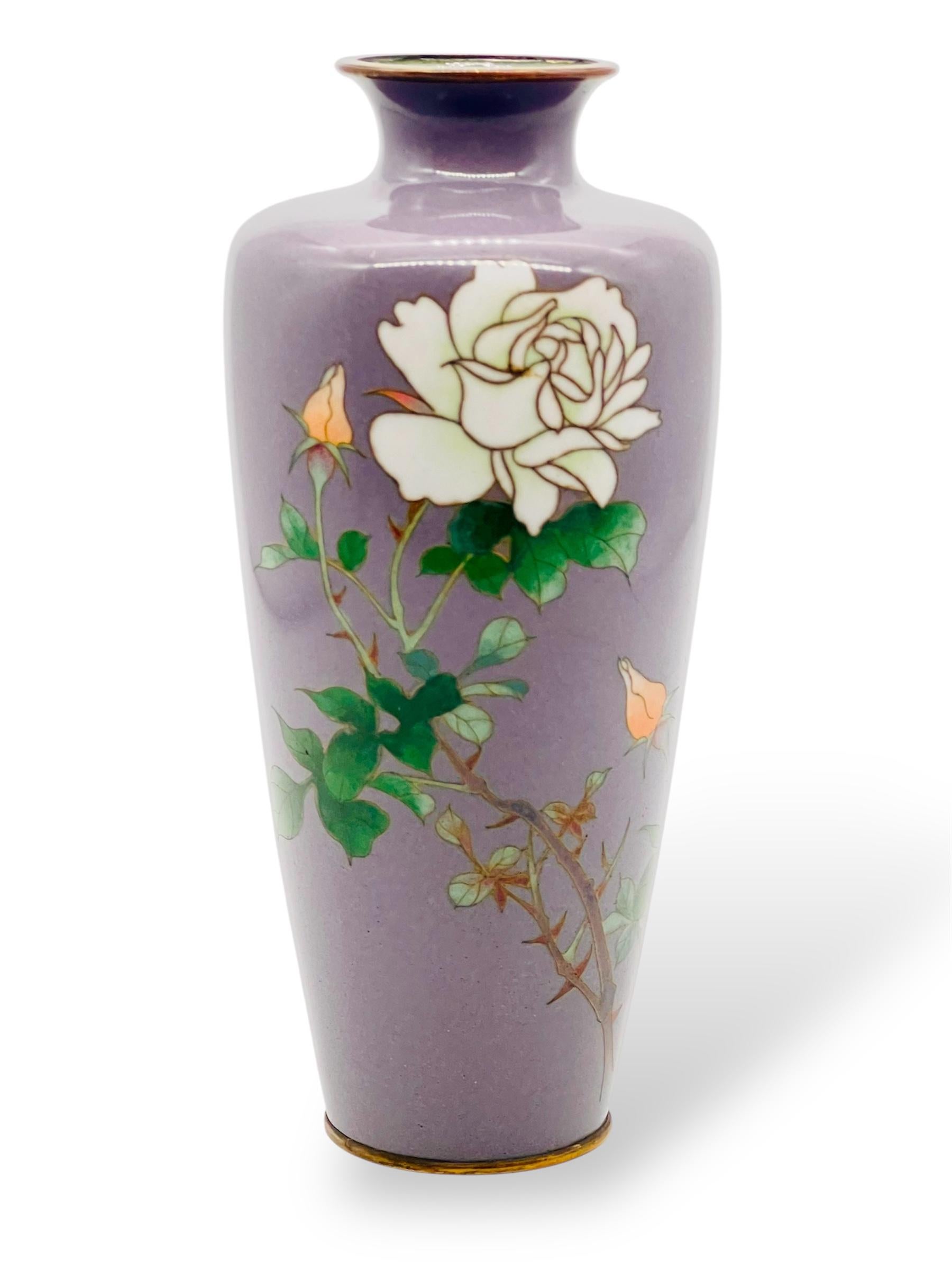 
Fino jarrón japonés de esmalte cloisonné de Ota Toshiro


Periodo Meiji/Taisho


De forma ligeramente cónica con cuello estrecho, trabajada en alambre de oro y plata y decorada con una delicada rosa blanca en plena floración, con hojas verdes y