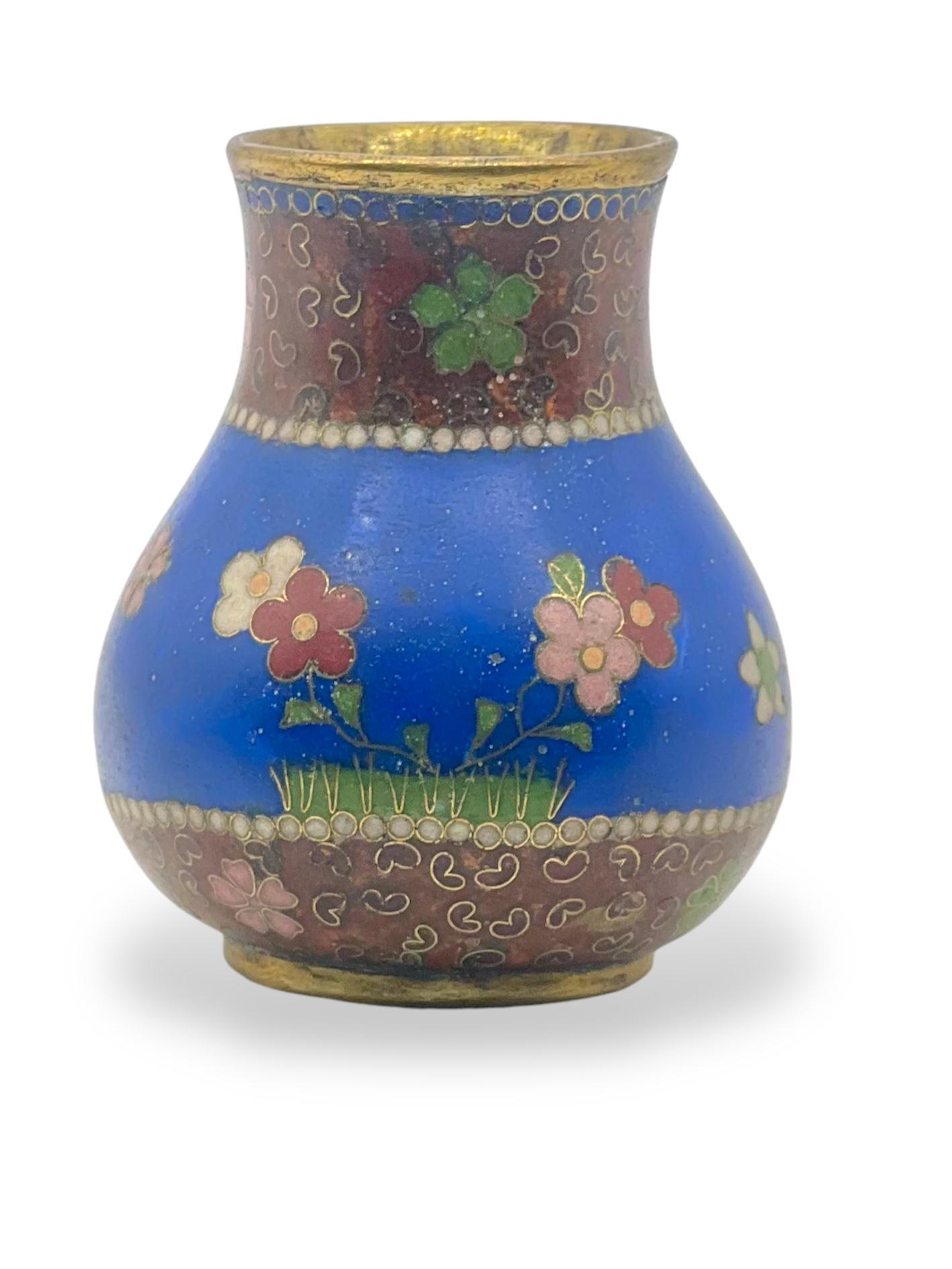 
Eine schöne Edo-Periode Cloisonne-Emaille-Vase im Stil der frühen Namikawa Yasuyuki Werke.


Aus Golddraht gearbeitet und mit verschiedenfarbigen Emaillen verziert, die florale Muster, vergoldete Ränder und einen Fuß zeigen.


In sehr gutem, dem