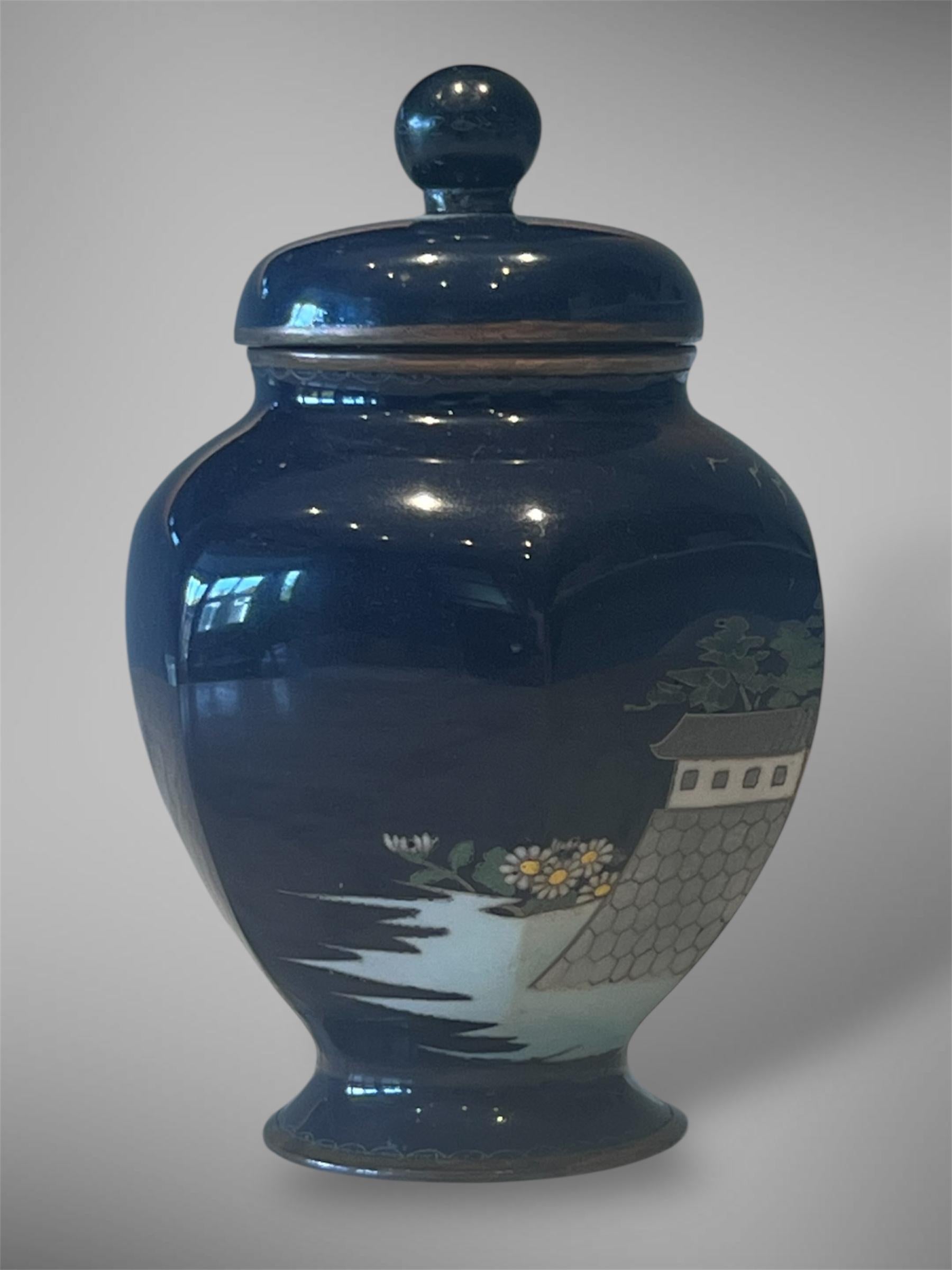 Un raffinato vaso giapponese in cloisonné-ananas con coperchio attribuito ad Ando in vendita 7