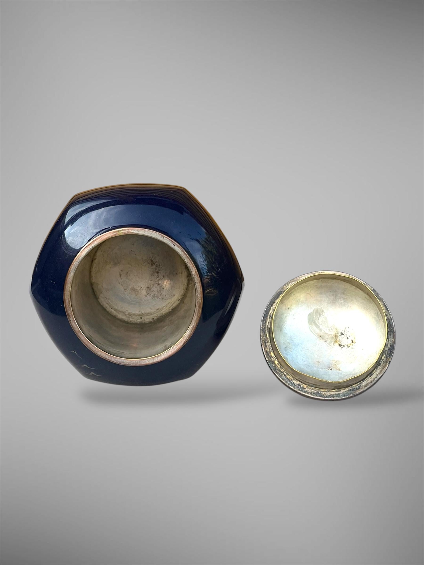 
Un raffinato vaso di cannella cloisonné giapponese con coperchio attribuito alla ditta Ando,
Periodo Meiji - Taishō, inizio del XX secolo
A forma di balaustro con coperchio a cupola sormontato da un terminale a nodo, finemente lavorato in filo